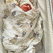 Yacob a rejoint le concours — aidez-le/la à gagner de superbes lots ! newborn, baby, blanket, hat, sleeping, bassinet, hospital, cozy, cute, infant, child, wrapped, soft, peaceful, resting, nursery, clothing, fabric, bed, cute_accessory