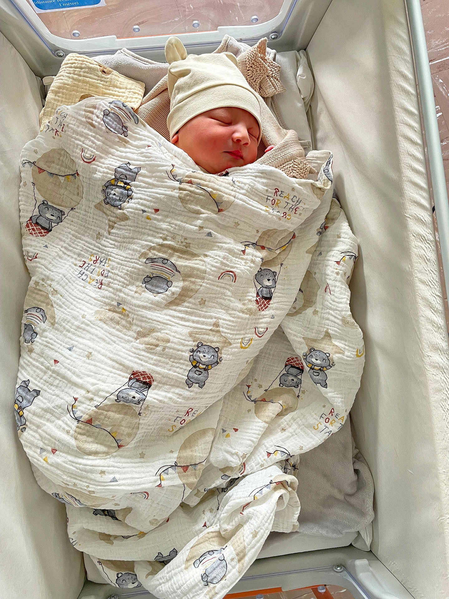Yacob a rejoint le concours — aidez-le/la à gagner de superbes lots ! newborn, baby, blanket, hat, sleeping, bassinet, hospital, cozy, cute, infant, child, wrapped, soft, peaceful, resting, nursery, clothing, fabric, bed, cute_accessory