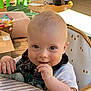 Oliver a rejoint le concours — aidez-le/la à gagner de superbes lots ! baby, child, messy_face, high_chair, food, eating, indoor, play_area, toy, table, smile, happy, cute, young_child, infant, clothing, face, hand, mouth, light