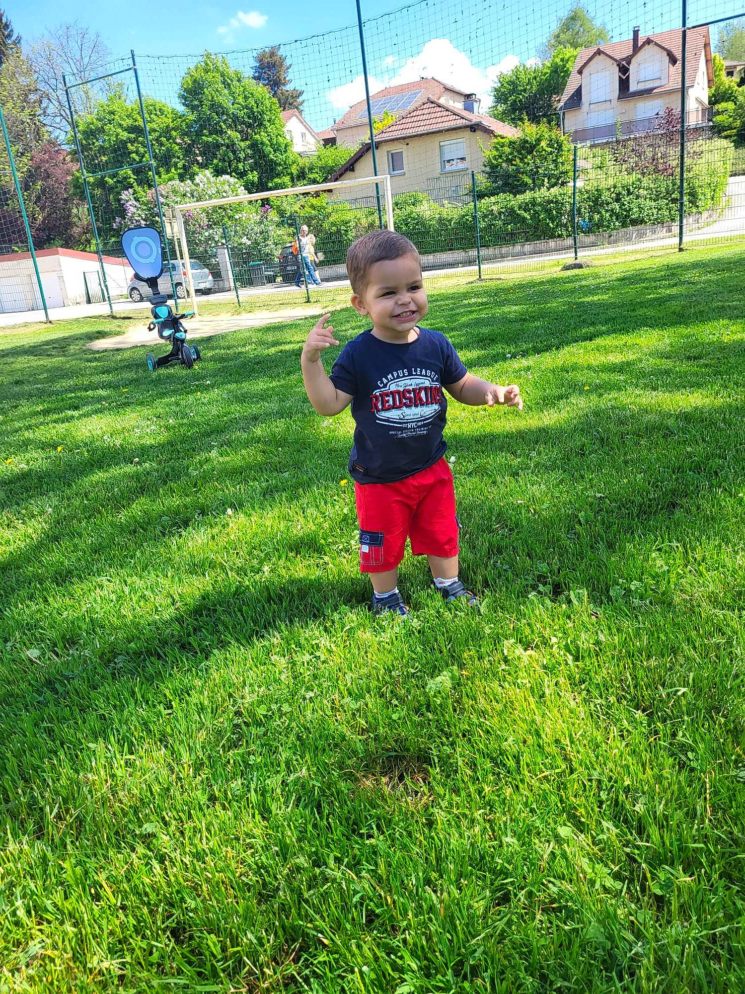 Zackary participe au concours pour gagner de l'argent avec cette photo : fun, garden, grass, grass_family, grassland, groundcover, happy, joy, landscape, lawn, leaf, leisure, people_in_nature, person, plant, player, recreation, sky, soil, t_shirt