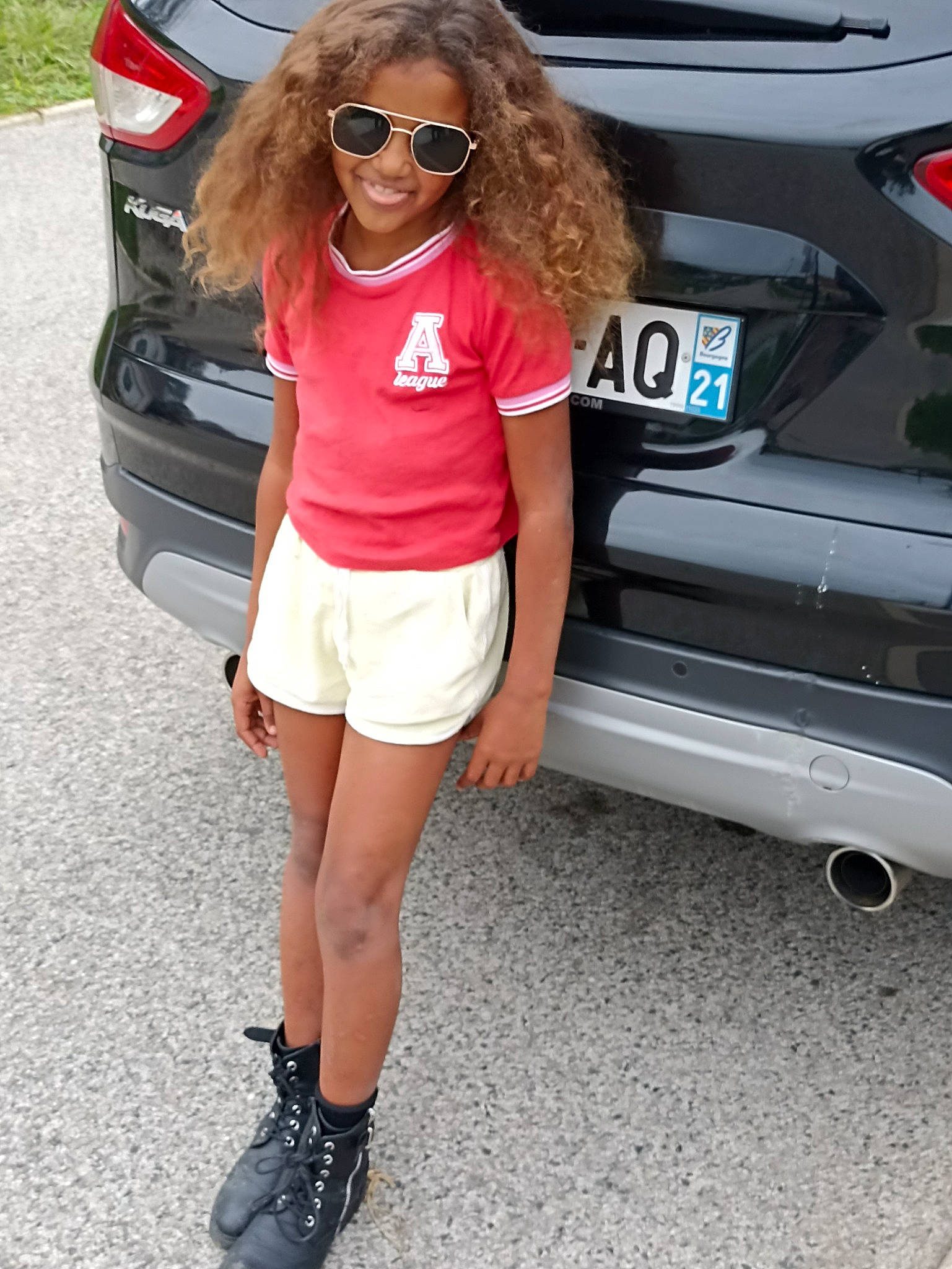 Eva a rejoint le concours — aidez-le/la à gagner de superbes lots ! automotive_design, automotive_exterior, automotive_lighting, bumper, car, eyewear, joy, knee, land_vehicle, motor_vehicle, person, personal_luxury_car, shorts, sleeve, sunglasses, thigh, trunk, vehicle_door, vehicle_registration_plate, vision_care