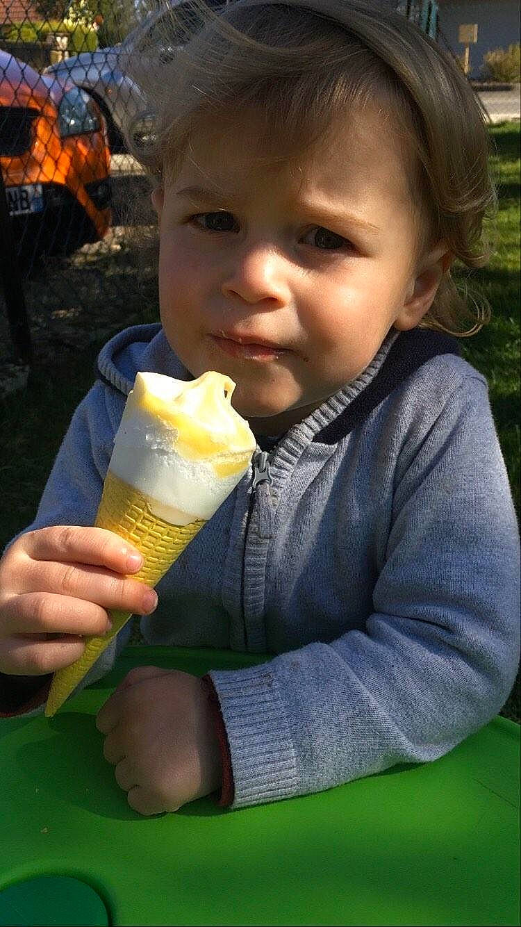 Joryan participe au concours pour gagner de l'argent avec cette photo : dairy, dessert, drink, drinking, drinking_straw, drinkware, fast_food, food, frozen_dessert, fun, gelato, grass, hand, happy, ice_cream, ice_cream_cone, ingredient, person, soft_drink, sweetness