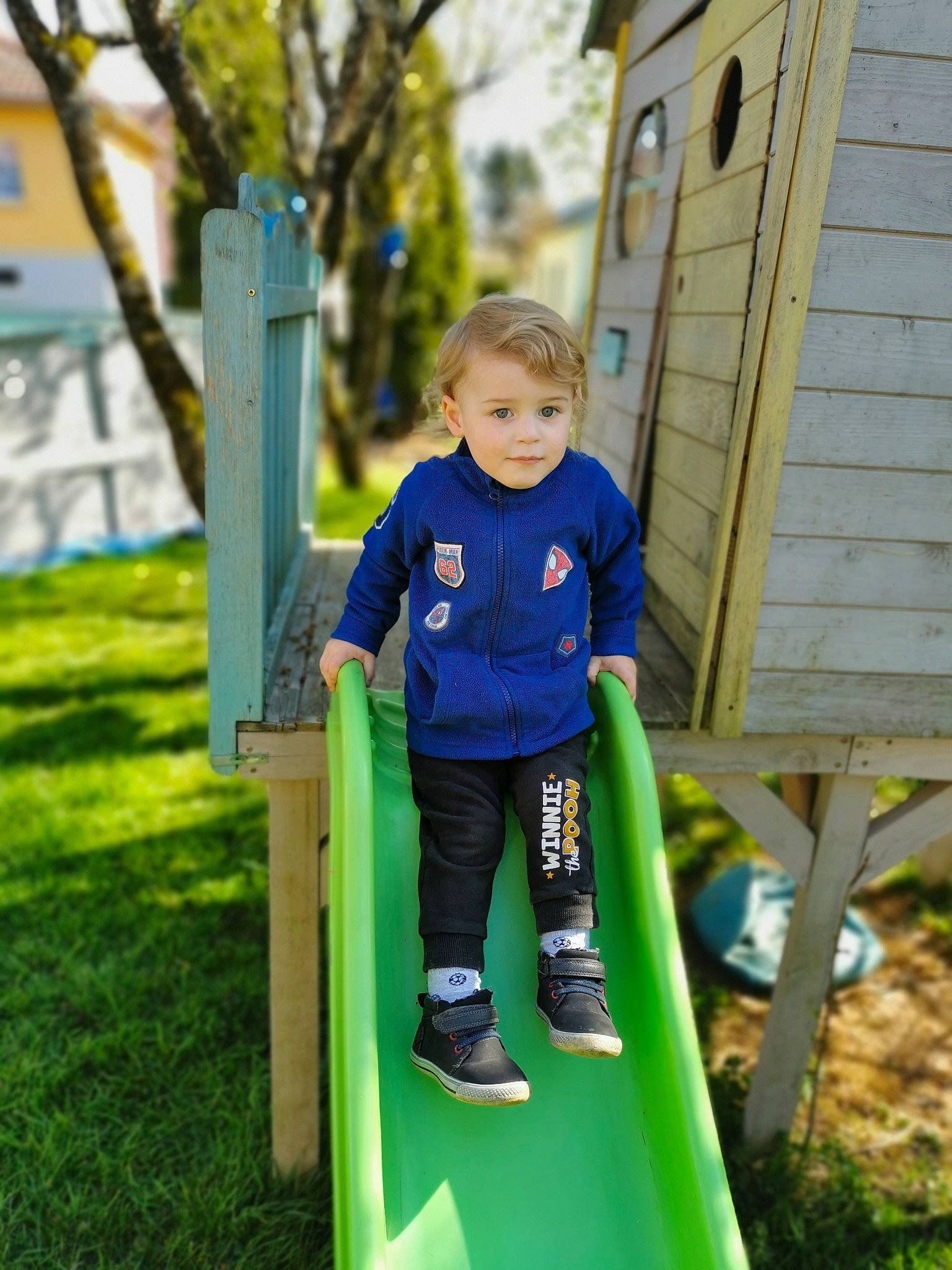 Joryan a rejoint le concours — aidez-le/la à gagner de superbes lots ! baby_toddler_clothing, chute, electric_blue, fun, grass, human_settlement, jacket, leisure, outdoor_play_equipment, people_in_nature, person, plant, playground, public_space, recreation, swing, t_shirt, toddler, tree, wood