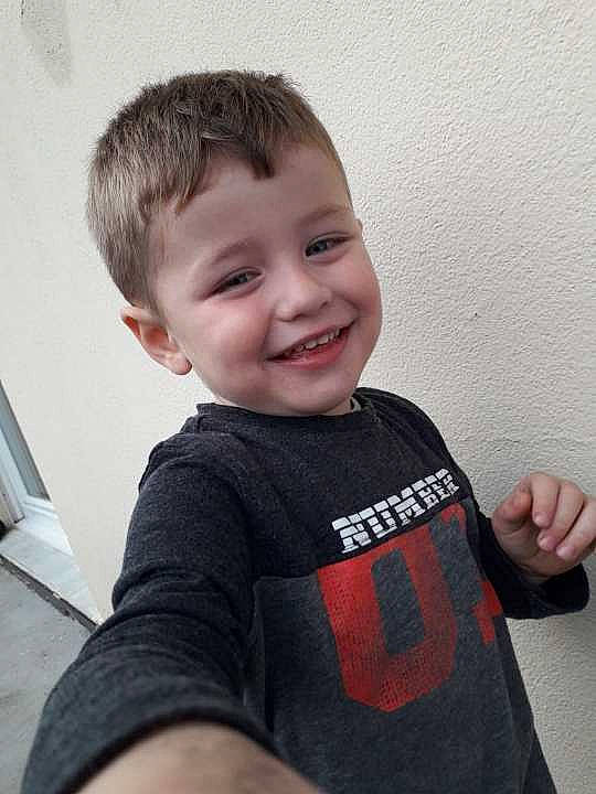 Timaël a rejoint le concours — aidez-le/la à gagner de superbes lots ! arm, cheek, child, chin, cool, face, facial_expression, finger, forehead, hairstyle, head, joy, male, nose, person, shoulder, skin, smile, standing, t_shirt