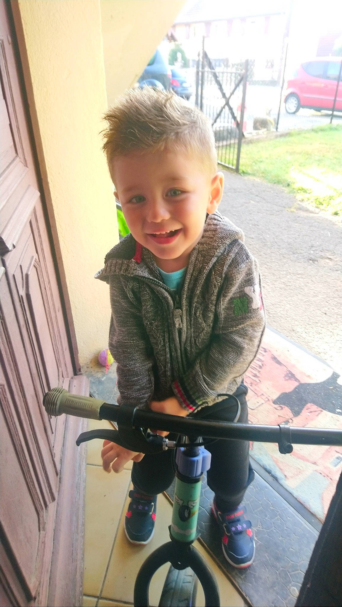 Timaël participe au concours pour gagner de l'argent avec cette photo : bicycle, child, joy, person, play, recreation, smile, toddler, vehicle