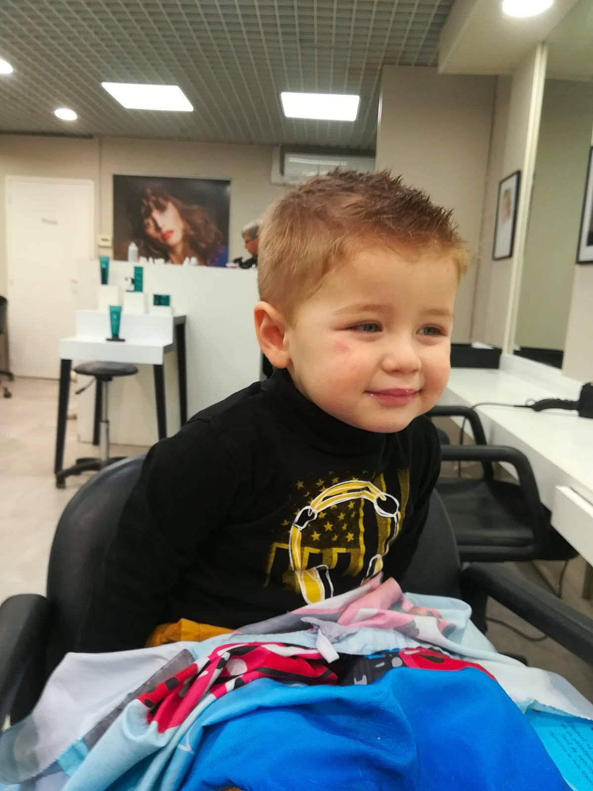 Timaël a rejoint le concours — aidez-le/la à gagner de superbes lots ! buzz_cut, child, joy, person, smile, t_shirt, toddler