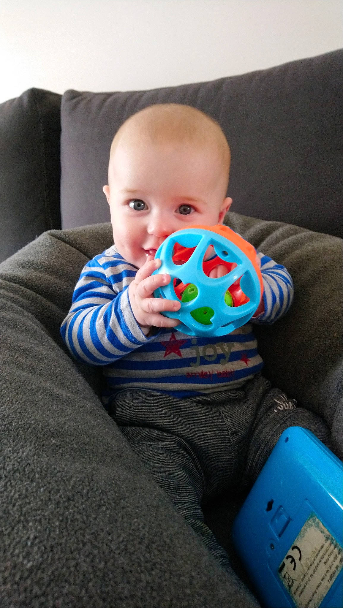 Joryan participe au concours pour gagner de l'argent avec cette photo : baby, baby_playing_with_toys, baby_products, baby_toys, child, joy, person, play, product, sitting, toddler, toy