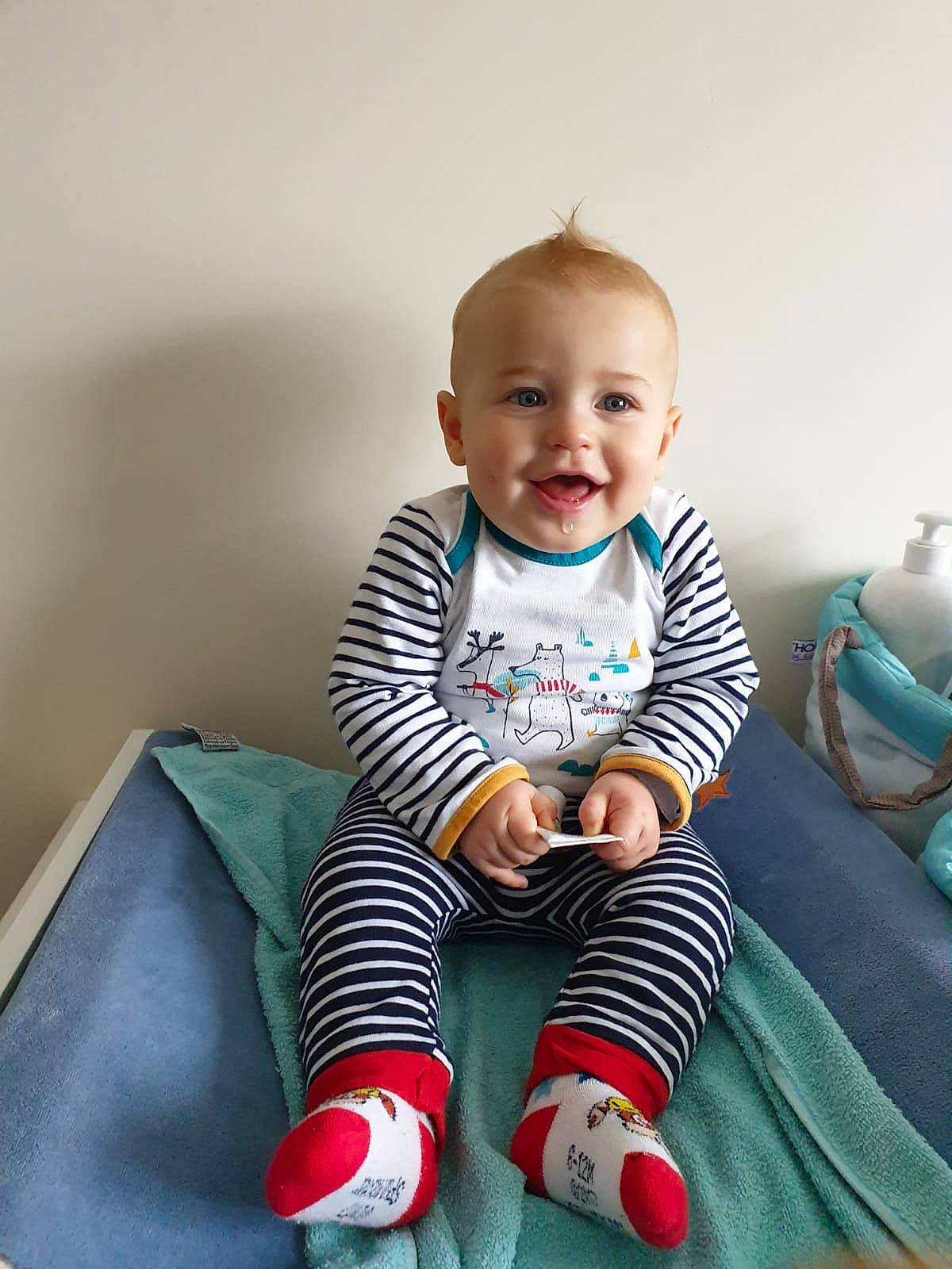 Joryan participe au concours pour gagner de l'argent avec cette photo : baby, baby_toddler_clothing, child, electronic_device, leg, nose, person, play, shoe, sitting, skin, sleeve, toddler