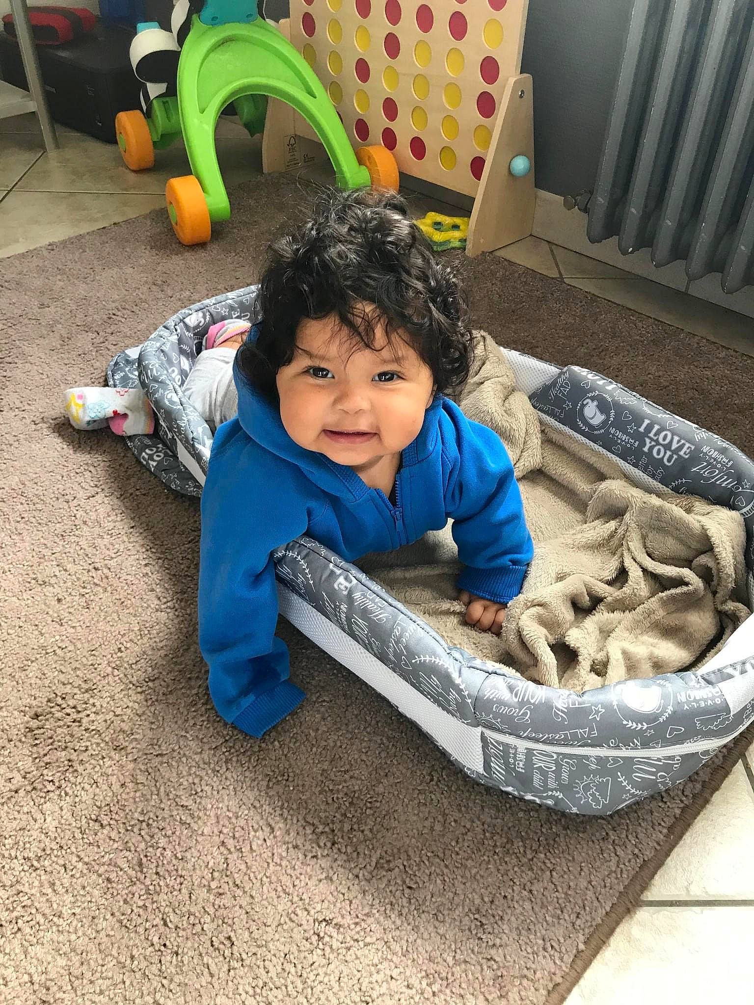 Victoria participe au concours pour gagner de l'argent avec cette photo : automotive_tire, baby, baby_products, baby_toddler_clothing, chair, child, comfort, floor, flooring, grass, happy, human_settlement, leisure, person, product, public_space, smile, sneakers, toddler, travel