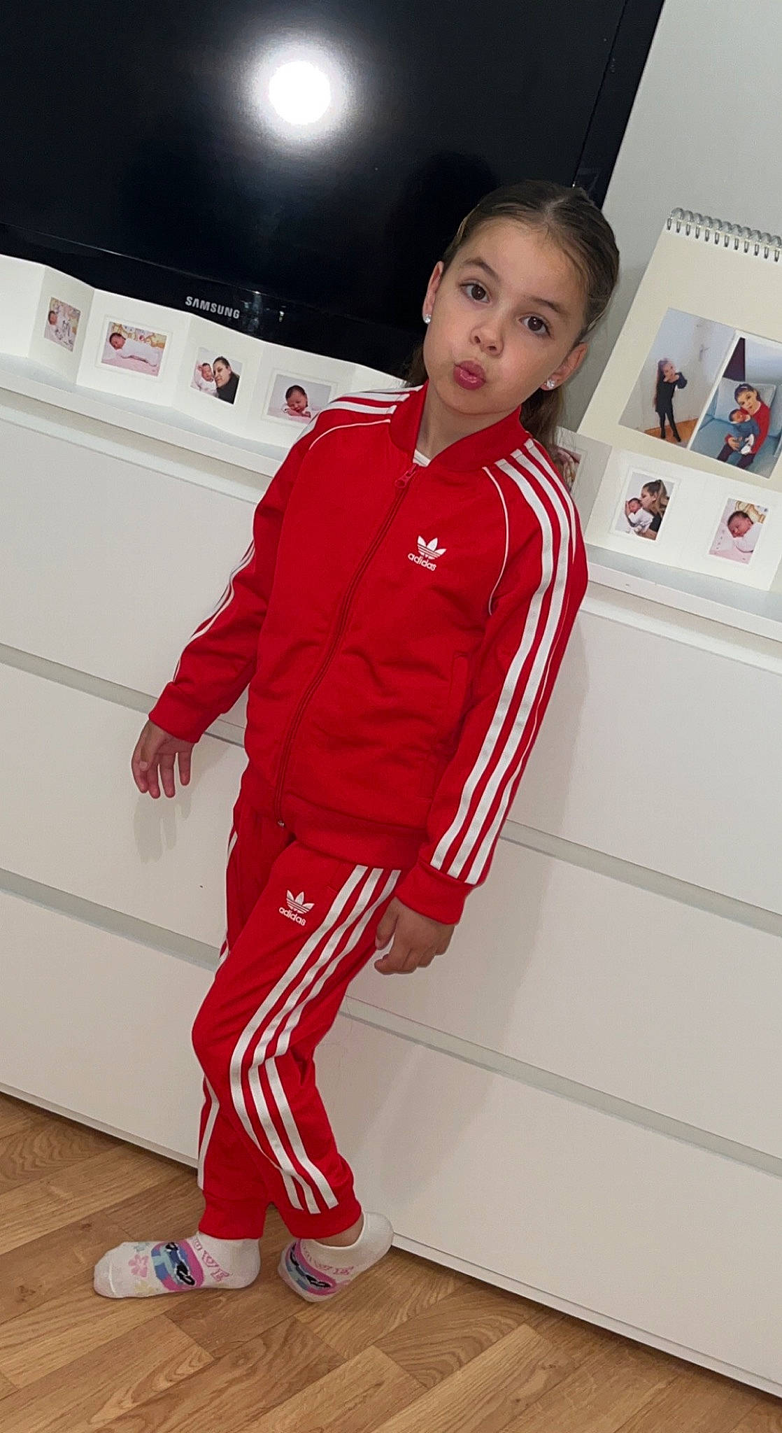 Milla a rejoint le concours — aidez-le/la à gagner de superbes lots ! automotive_design, carmine, chair, face, fashion_design, flooring, home_appliance, human_leg, knee, magenta, person, personal_protective_equipment, red, room, sleeve, sportswear, t_shirt, thigh, uniform, waist