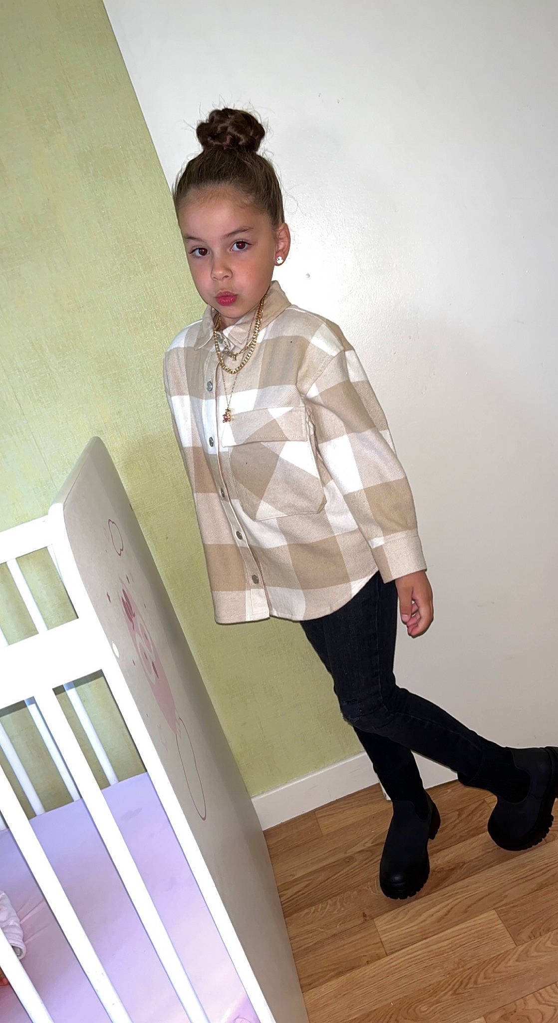 Milla participe au concours pour gagner de l'argent avec cette photo : beauty, blazer, blond, collar, eyewear, fashion, fashion_design, fashion_model, formal_wear, human_leg, joint, knee, long_hair, outerwear, pattern, person, sleeve, stairs, standing, thigh