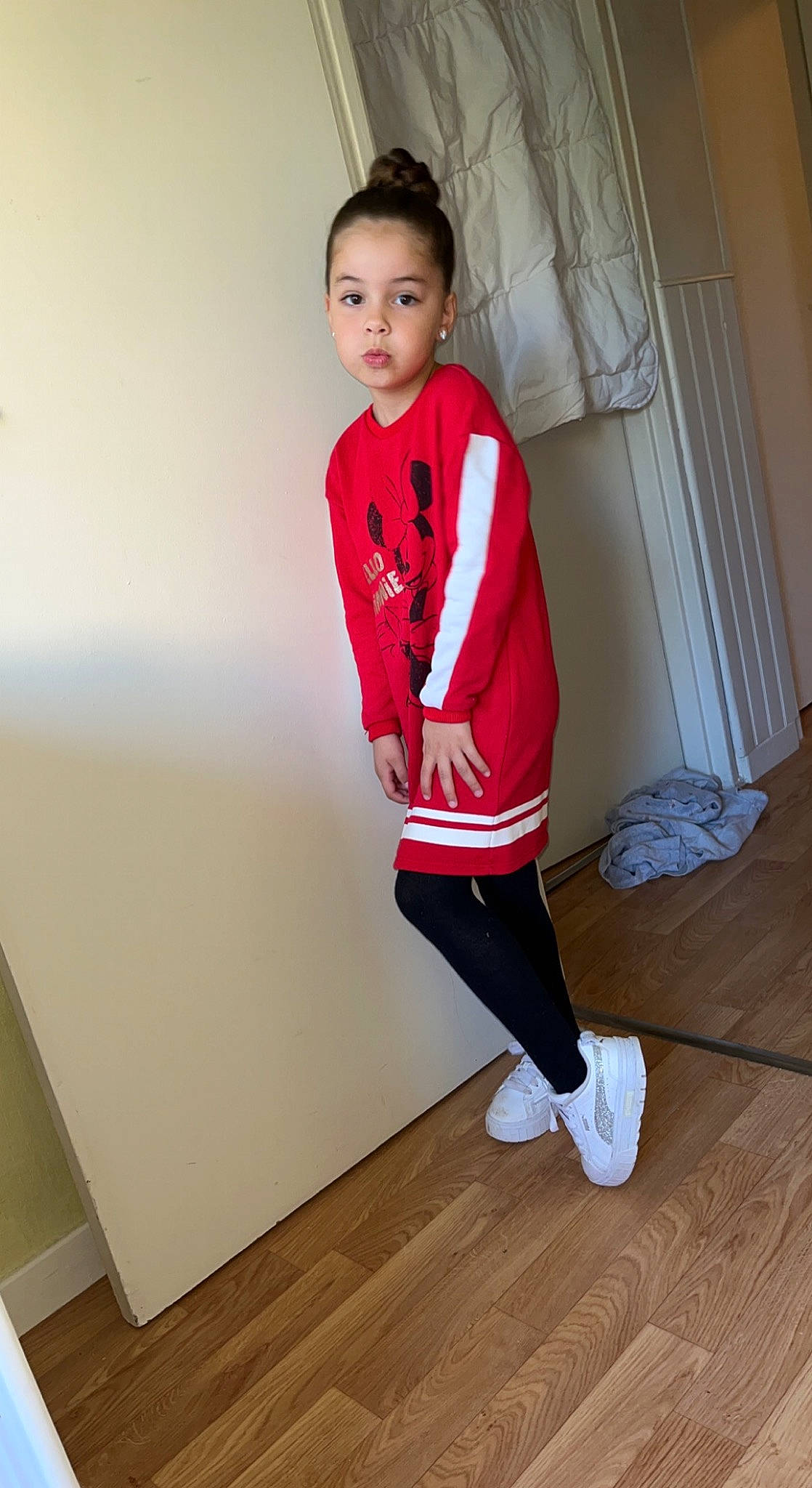 Milla a rejoint le concours — aidez-le/la à gagner de superbes lots ! active_pants, elbow, event, fashion_design, flooring, hardwood, human_leg, jersey, knee, laminate_flooring, leg, person, shoulder, sleeve, sportswear, sweatpant, t_shirt, thigh, trunk, waist