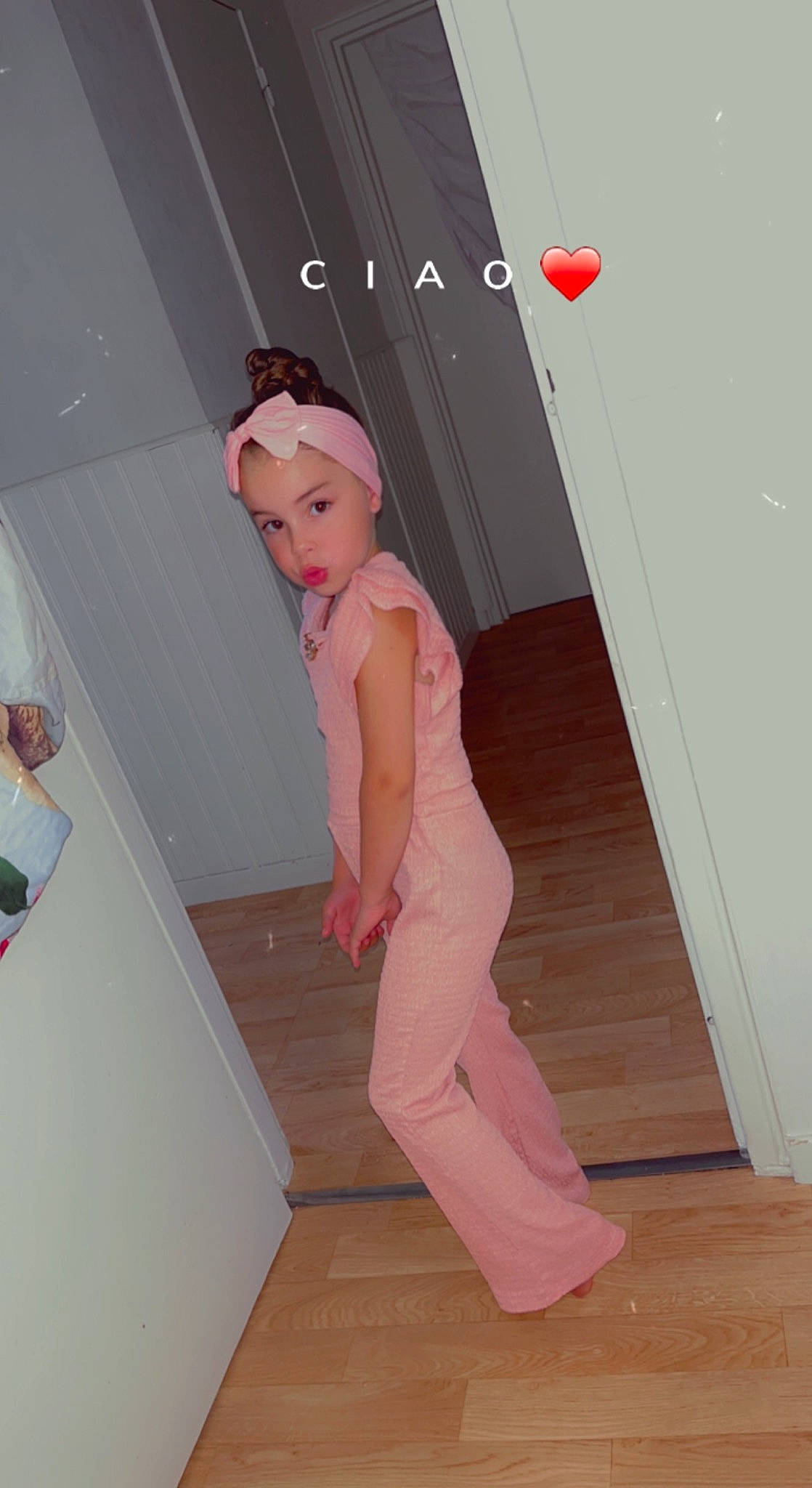 Milla a rejoint le concours — aidez-le/la à gagner de superbes lots ! active_pants, child, costume, fashion_design, flooring, fun, hardwood, hat, headwear, human_leg, knee, magenta, pattern, peach, person, pink, sleeve, sportswear, thigh, toddler