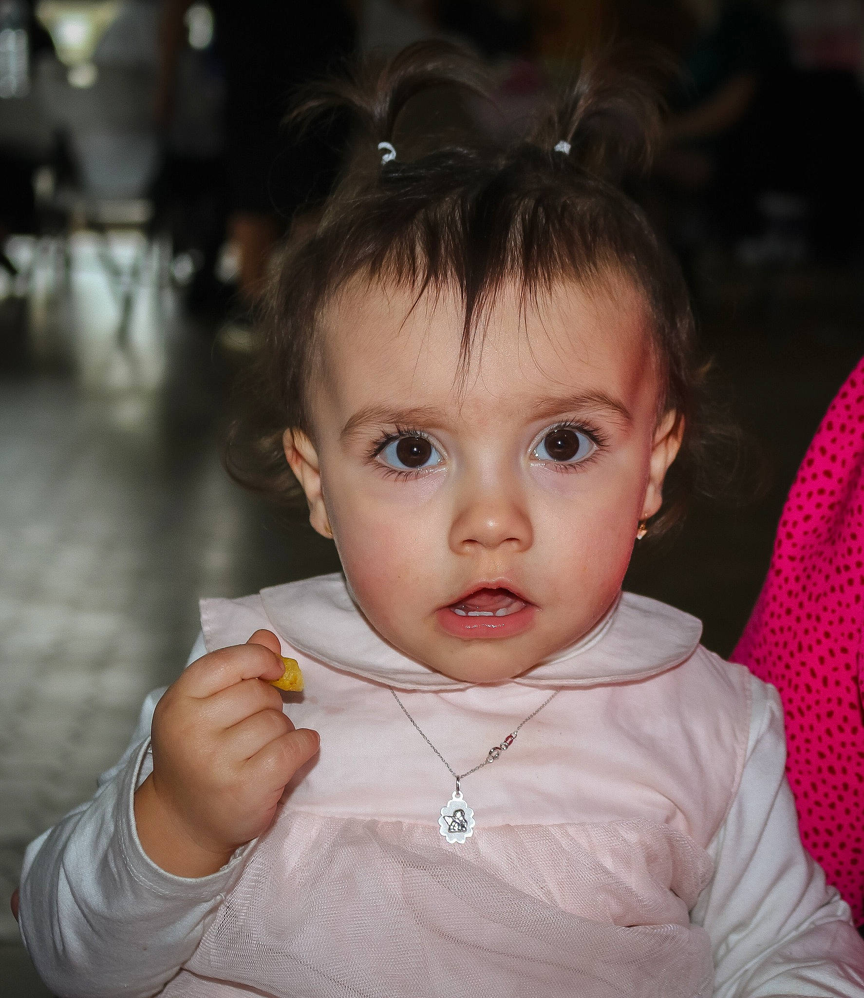 Linaïa a rejoint le concours — aidez-le/la à gagner de superbes lots ! baby_toddler_clothing, cheek, chin, ear, eye, eyebrow, eyelash, face, finger, gesture, hand, happy, head, iris, lip, neck, nose, person, skin, sleeve