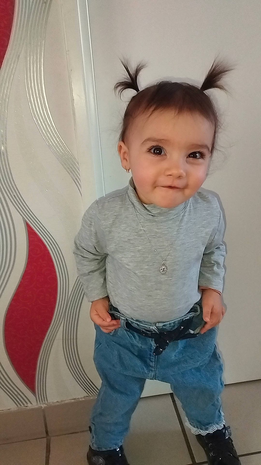 Linaïa participe au concours pour gagner de l'argent avec cette photo : baby_toddler_clothing, cheek, chin, clothing, cool, eyelash, facial_expression, hairstyle, iris, jeans, joint, joy, leg, neck, nose, person, shoulder, skin, sleeve, standing