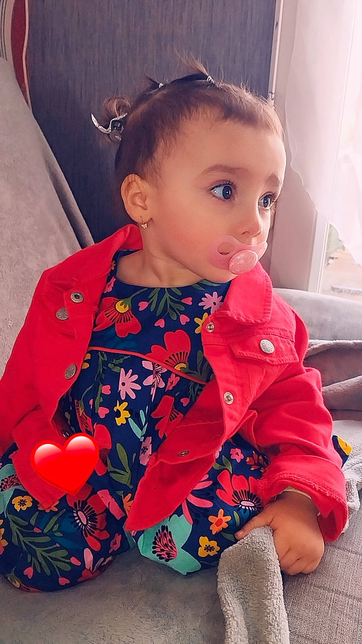 Linaïa participe au concours pour gagner de l'argent avec cette photo : baby_toddler_clothing, beauty, blond, cheek, child, chin, flooring, fun, happy, head, iris, neck, outerwear, pattern, person, pink, skin, sleeve, standing, surprise