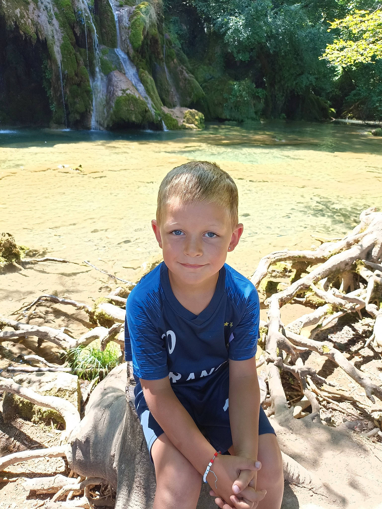 Augustin a rejoint le concours — aidez-le/la à gagner de superbes lots ! adaptation, beauty, botany, fun, grass, happy, joy, landscape, leaf, leisure, people_in_nature, person, plant, recreation, shorts, summer, toddler, travel, tree, water