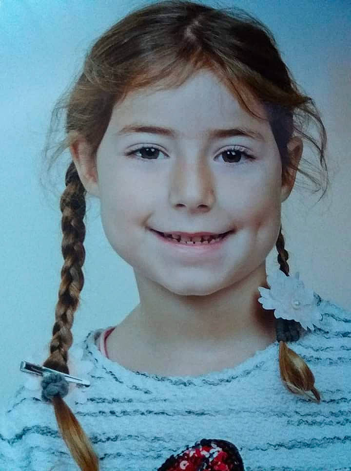 Bruna participe au concours pour gagner de l'argent avec cette photo : bangs, black_hair, braid, brown_hair, chin, eyebrow, face, feathered_hair, forehead, french_braid, hair, hairstyle, joy, lip, long_hair, person, pigtail, smile