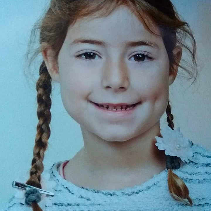Bruna participe au concours pour gagner de l'argent avec cette photo : bangs, black_hair, braid, brown_hair, chin, eyebrow, face, feathered_hair, forehead, french_braid, hair, hairstyle, joy, lip, long_hair, person, pigtail, smile