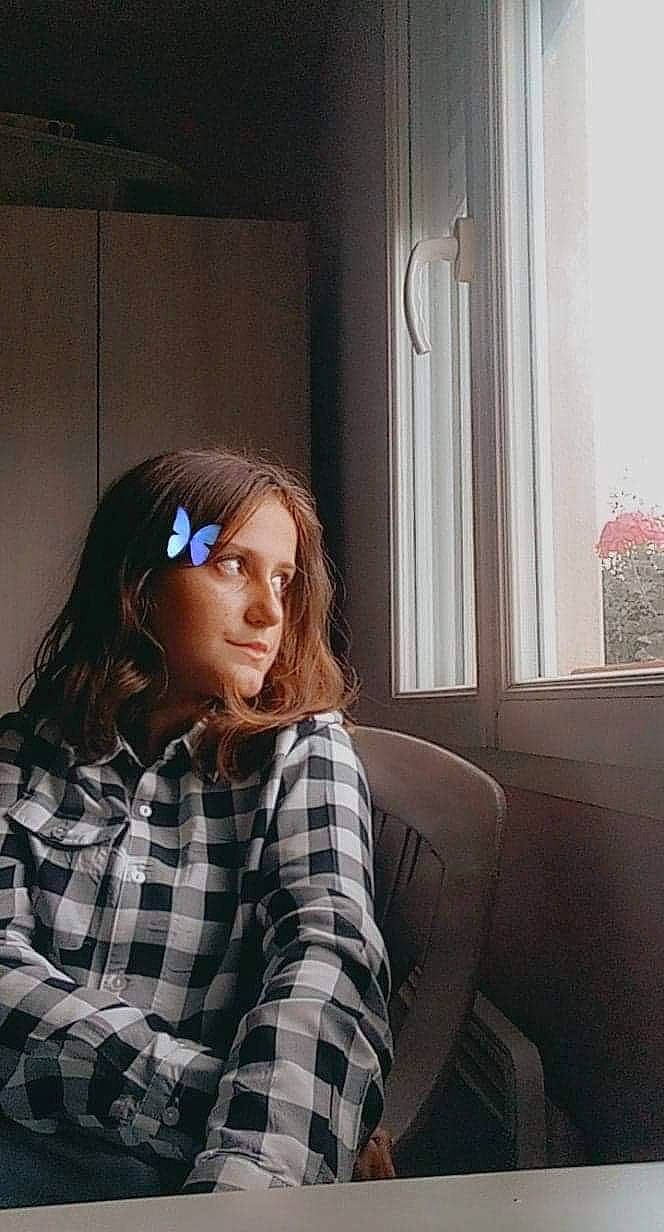 Marine a rejoint le concours — aidez-le/la à gagner de superbes lots ! black_hair, comfort, couch, eyewear, fashion_design, flash_photography, happy, human_leg, lip, long_hair, neck, person, plaid, shoulder, sleeve, street_fashion, tartan, thigh, vision_care, waist