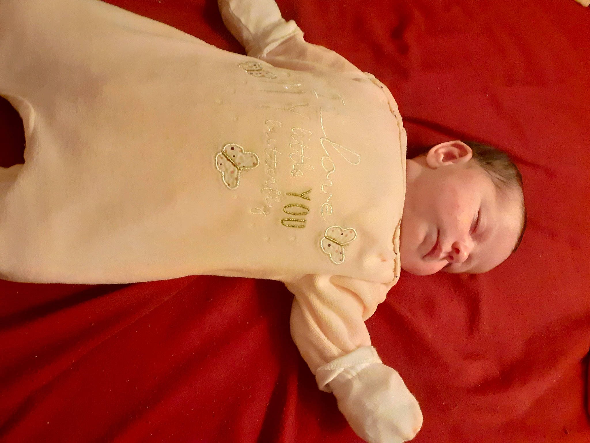 Anaëlle participe au concours pour gagner de l'argent avec cette photo : arm, baby, baby_toddler_clothing, carmine, child, comfort, elbow, finger, gesture, hand, human_body, human_leg, knee, linens, person, sitting, sleeve, thumb, toddler, wood