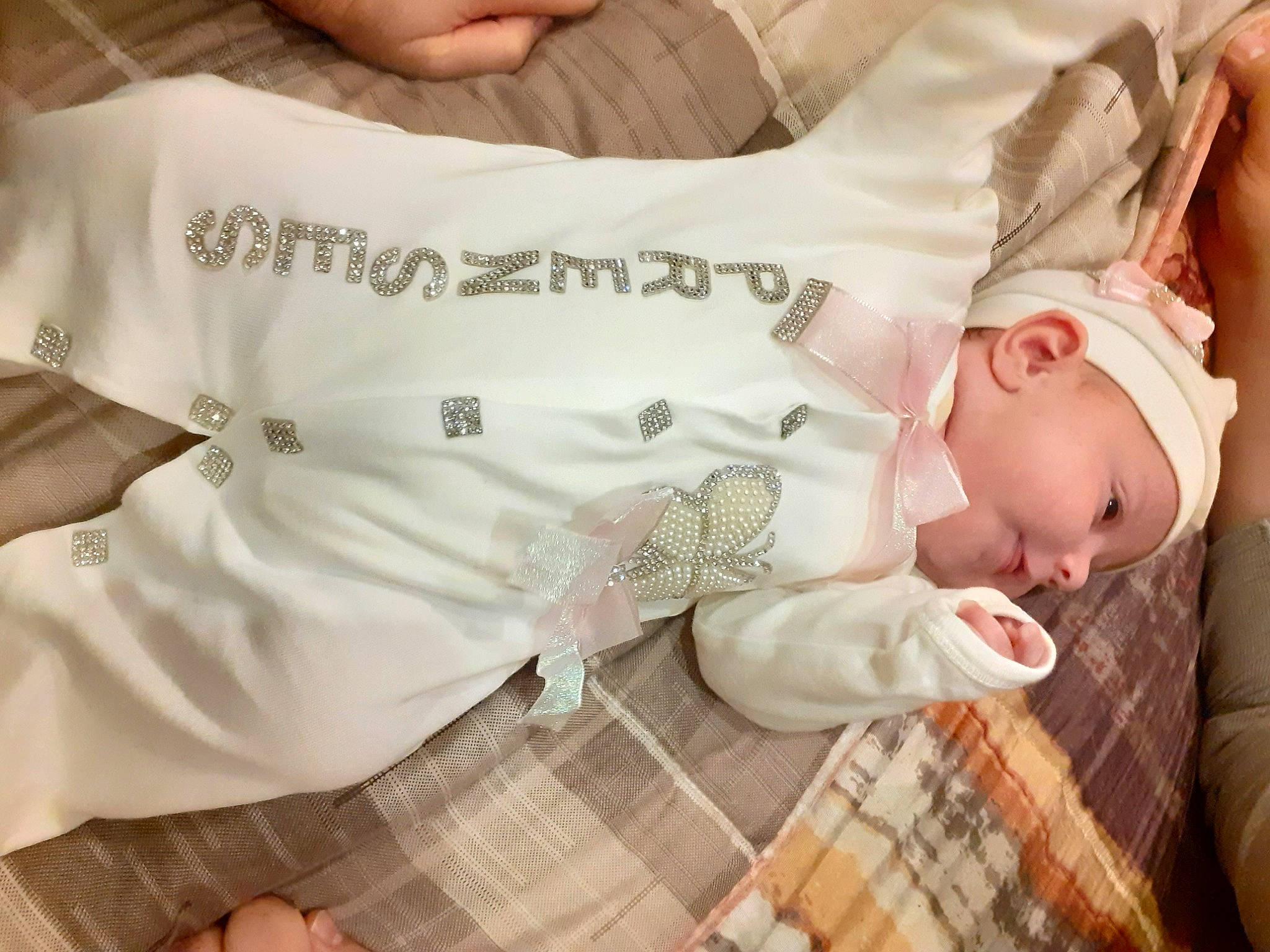 Anaëlle a rejoint le concours — aidez-le/la à gagner de superbes lots ! abdomen, baby, baby_sleeping, baby_toddler_clothing, chest, comfort, elbow, finger, font, gesture, hand, happy, human_leg, pattern, person, sleeve, tartan, textile, thigh, thumb