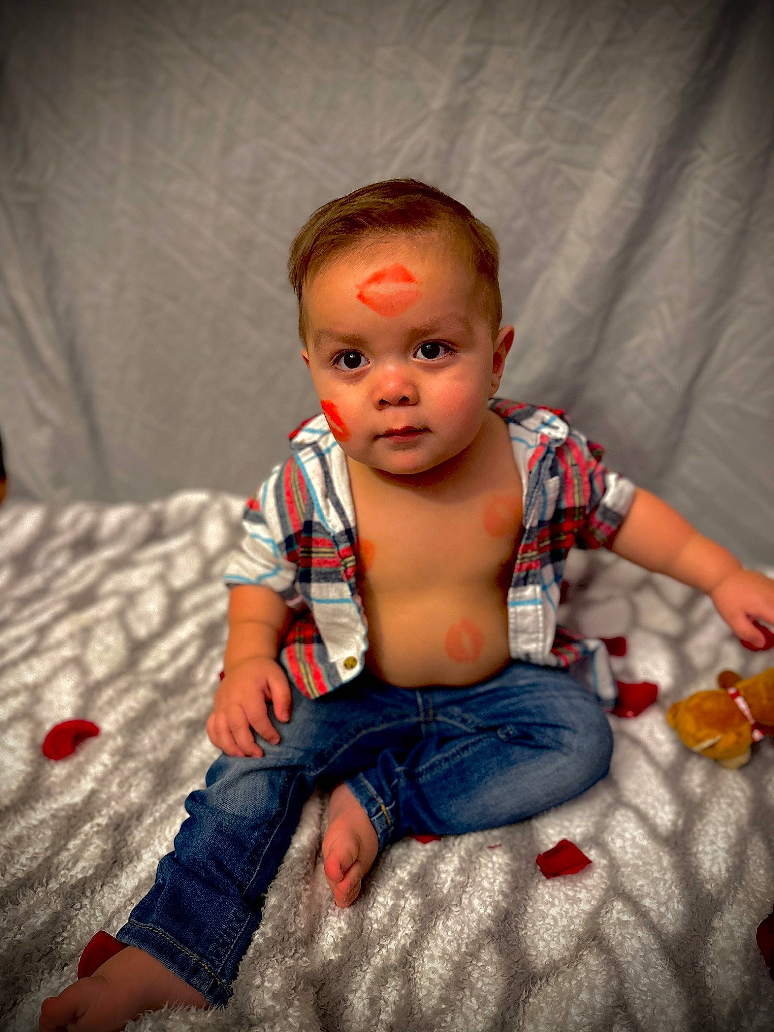 Eslan is registered to the contest to win money with this photo: abdomen, arm, baby, baby_toddler_clothing, chest, comfort, eye, finger, flash_photography, floor, flooring, happy, head, human_body, iris, jeans, leg, mouth, person, skin