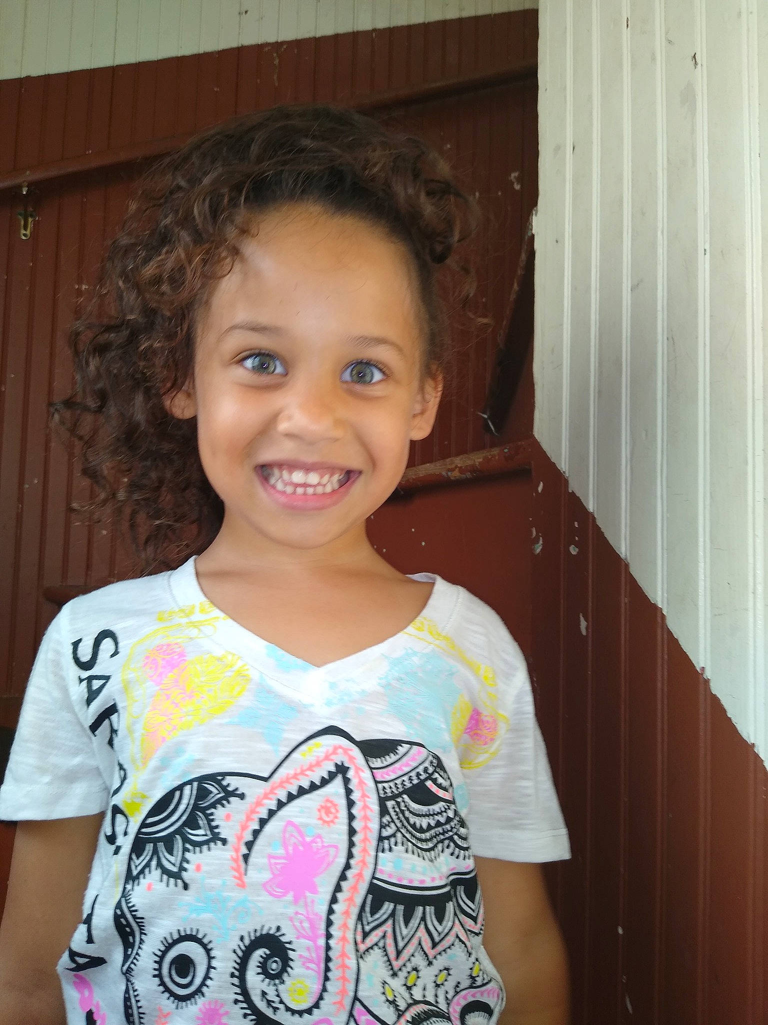 Mafalda is registered to the contest to win money with this photo: child, face, happy, joy, person, smile, t_shirt, tooth