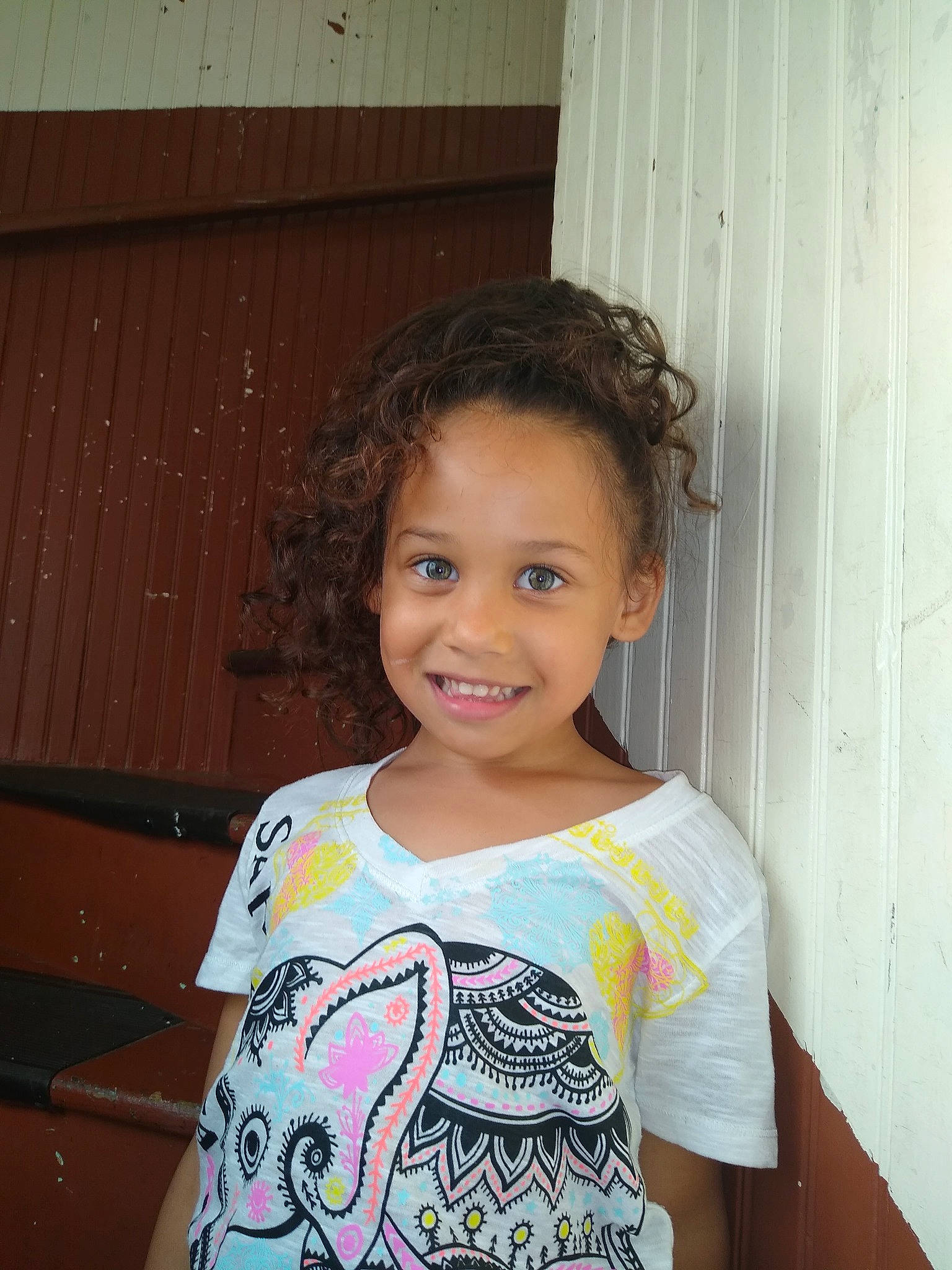 Mafalda is registered to the contest to win money with this photo: child, face, forehead, hair, happy, joy, neck, person, shoulder, smile, t_shirt, vacation