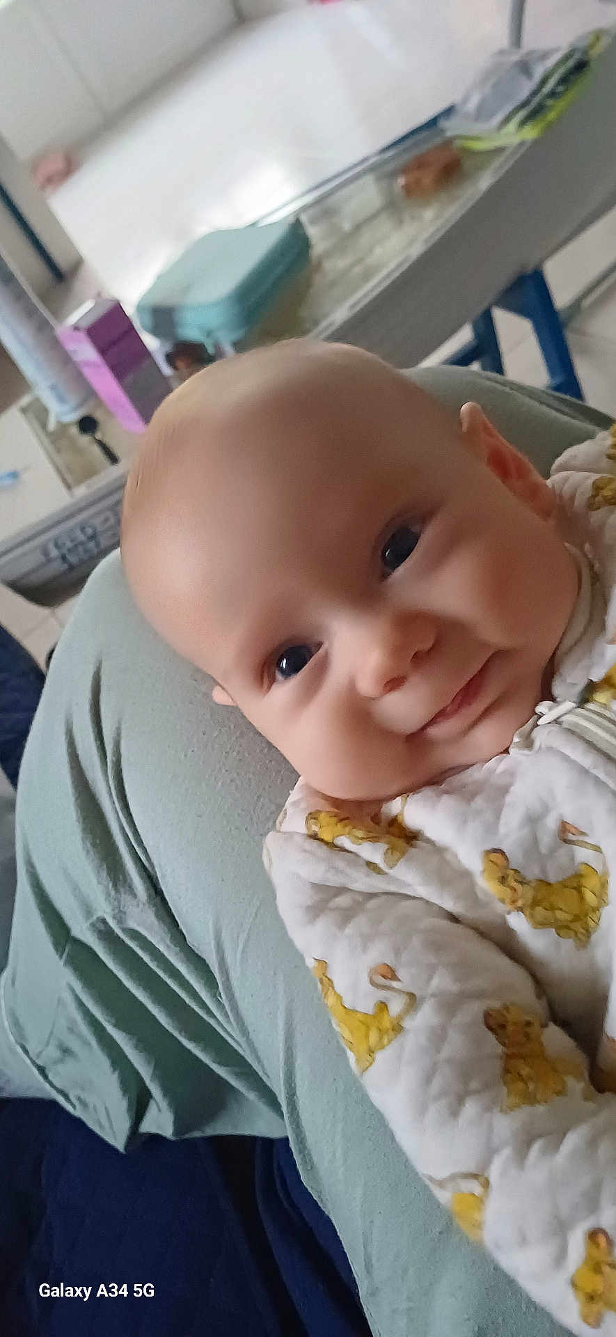 Valentin participe au concours pour gagner de l'argent avec cette photo : baby, child, smiling, face, onesie, cartoon, yellow, indoor, portrait, cute, infant, person, clothing, fabric, closeup, resting, happy, eyes, head, cozy