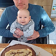 Valentin participe au concours pour gagner de l'argent avec cette photo : baby, man, child, birthday_cake, cake, kitchen, wooden_cabinet, microwave, oven, table, happy, smiling, portrait, celebration, family, indoor, person, food, clothing, male