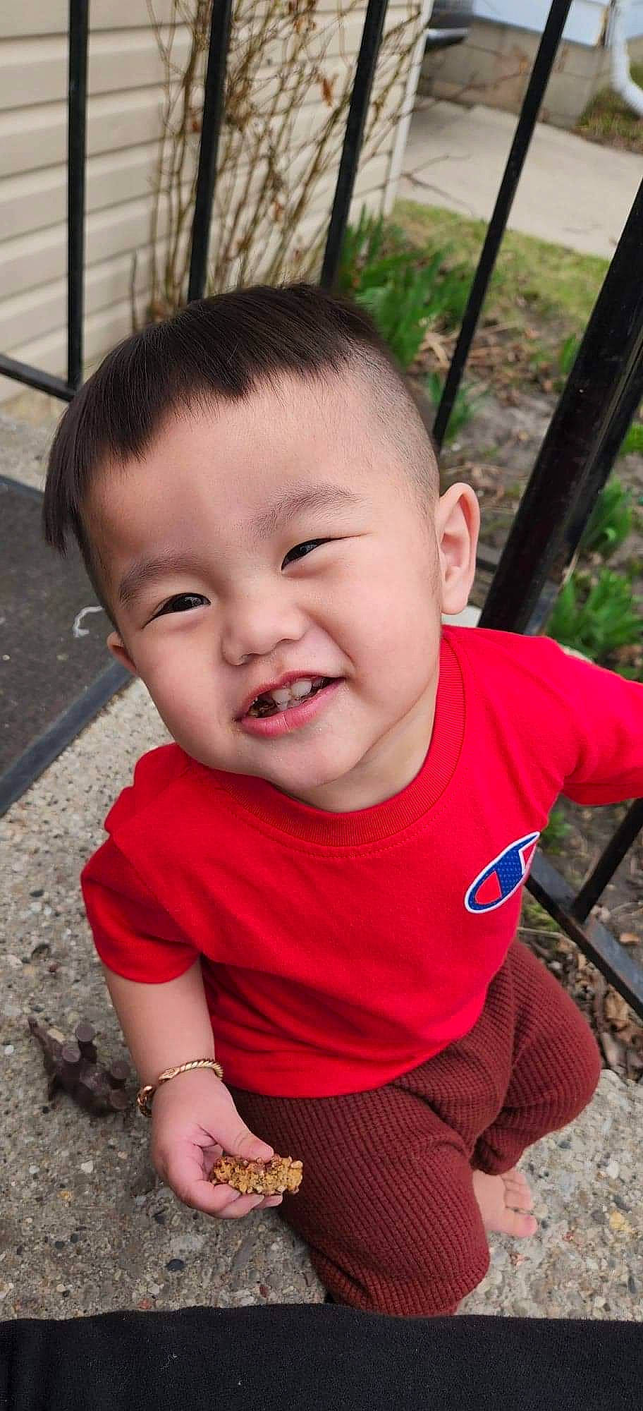 Keno is registered to the contest to win money with this photo: baby_toddler_clothing, cheek, child, chin, eye, eyelash, facial_expression, fun, grass, hairstyle, happy, iris, lip, nose, person, plant, skin, sleeve, smile, t_shirt