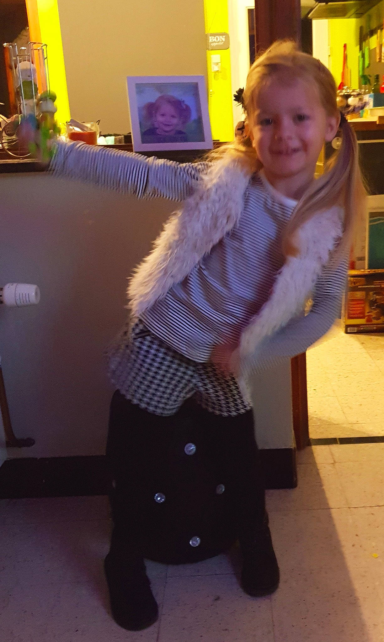 Mélinda a rejoint le concours — aidez-le/la à gagner de superbes lots ! child, clothing, costume, day, design, fun, fur, fur_clothing, girl, hair, jeans, joy, mammal, material, outerwear, pattern, person, product, standing, textile