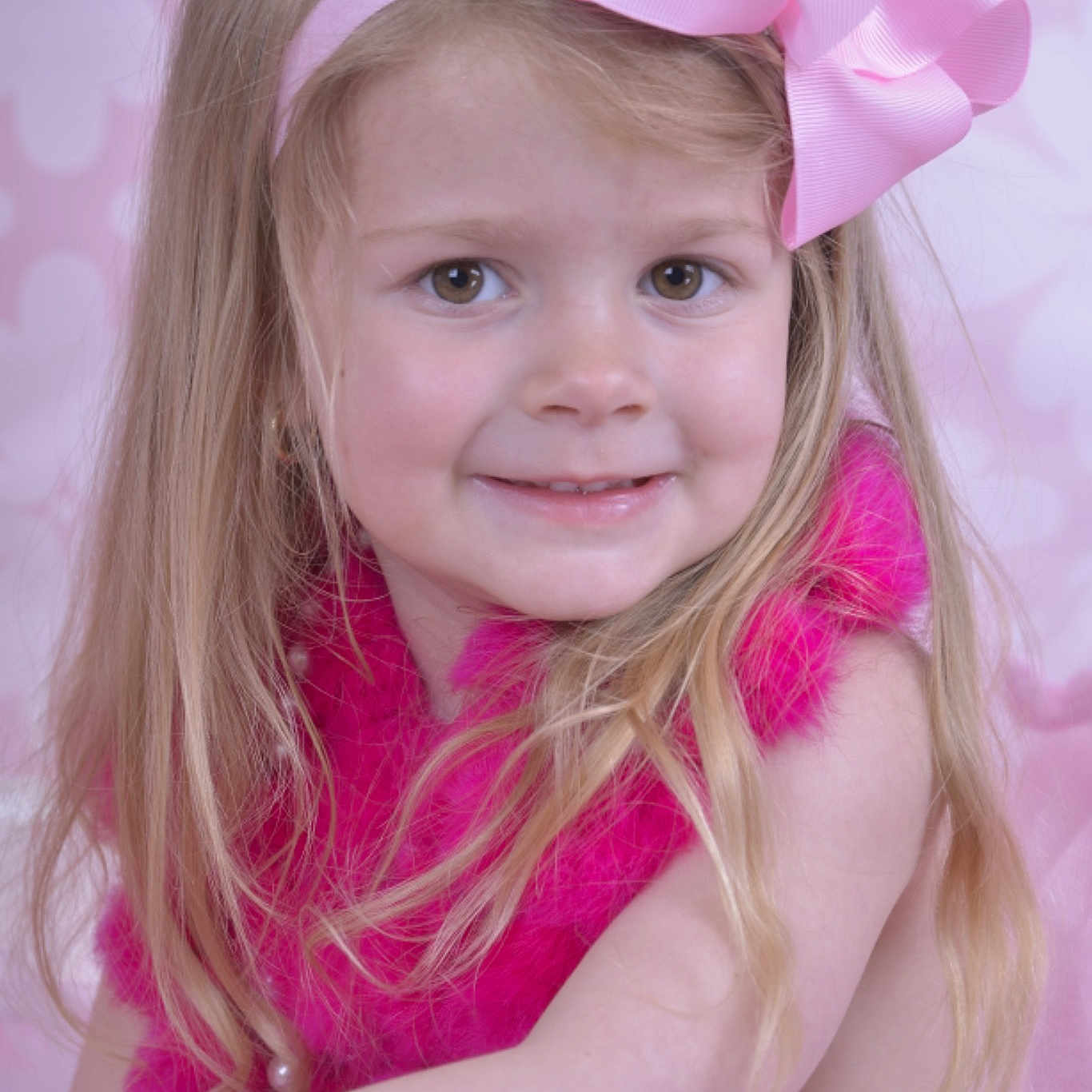 Mélinda participe au concours pour gagner de l'argent avec cette photo : beauty, blond, brown_hair, cheek, child, child_model, fun, girl, hair_accessory, hair_coloring, hairstyle, human_hair_color, infant, joy, long_hair, magenta, person, petal, pink, skin