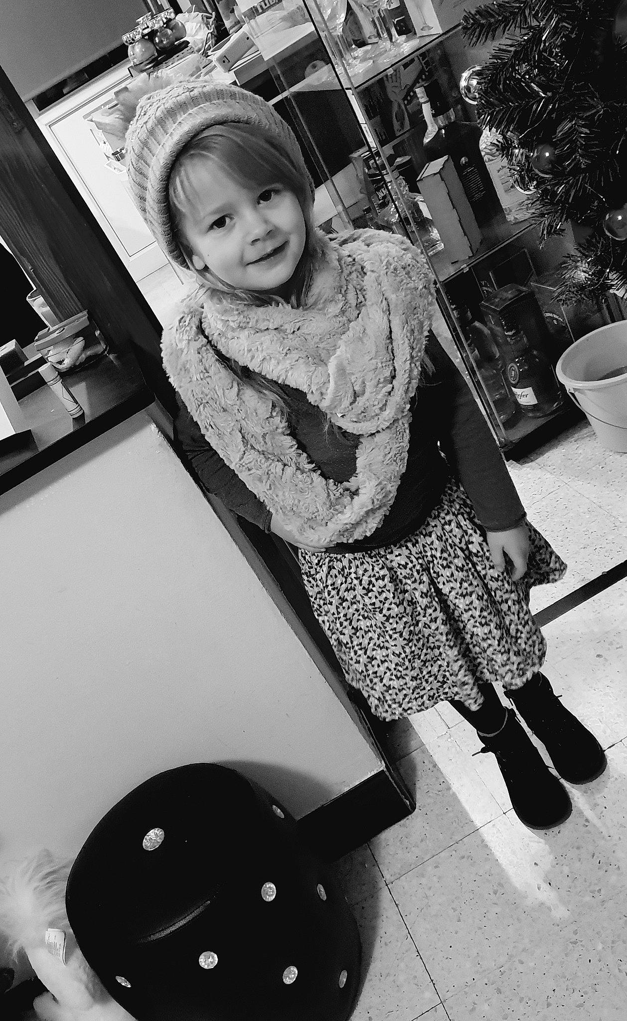 Mélinda a rejoint le concours — aidez-le/la à gagner de superbes lots ! black, black_and_white, child, design, fun, girl, joy, monochrome, monochrome_photography, pattern, person, photo_shoot, photograph, photography, retro_style, sitting, smile, snapshot, standing, toddler