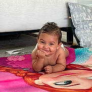 Emma a rejoint le concours — aidez-le/la à gagner de superbes lots ! baby, bed, bedroom, clothing, couch, cushion, face, furniture, happy, head, homedecor, indoors, person, photography, portrait, quilt, room, sitting, smile, swimwear