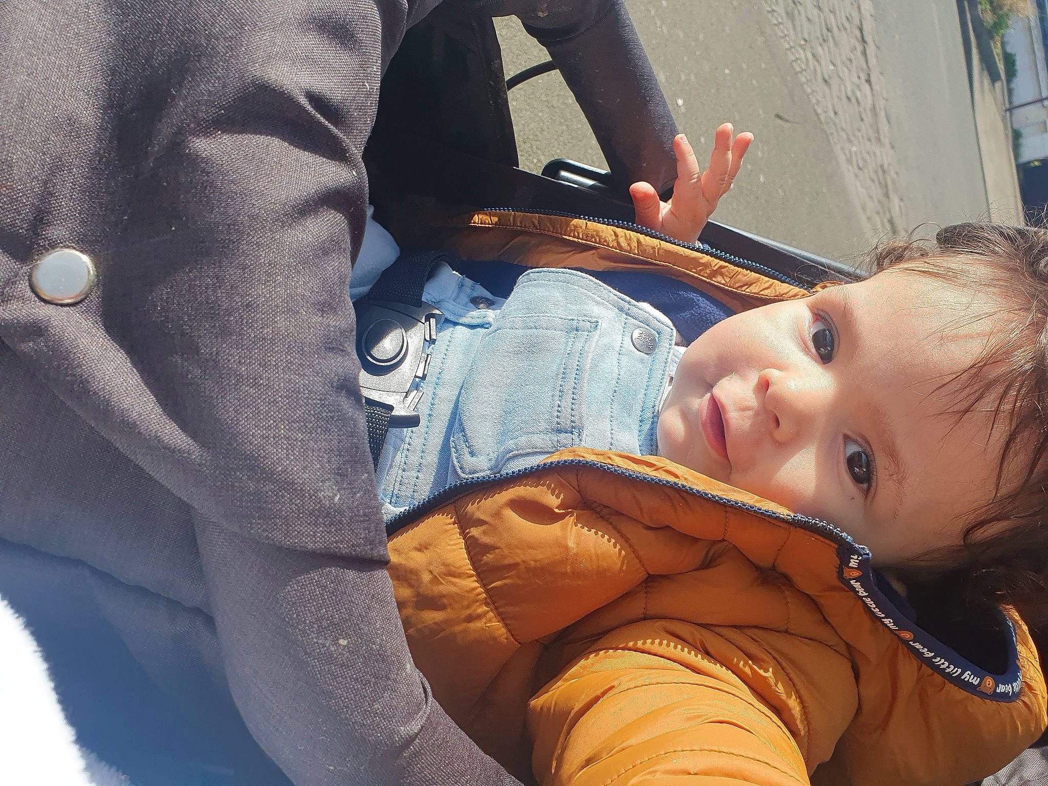 Tarek participe au concours pour gagner de l'argent avec cette photo : auto_part, baby, baby_carriage, baby_products, car_seat, child, comfort, electric_blue, family_car, finger, gesture, happy, person, product, sitting, sleeve, smile, thumb, toddler, vehicle_door