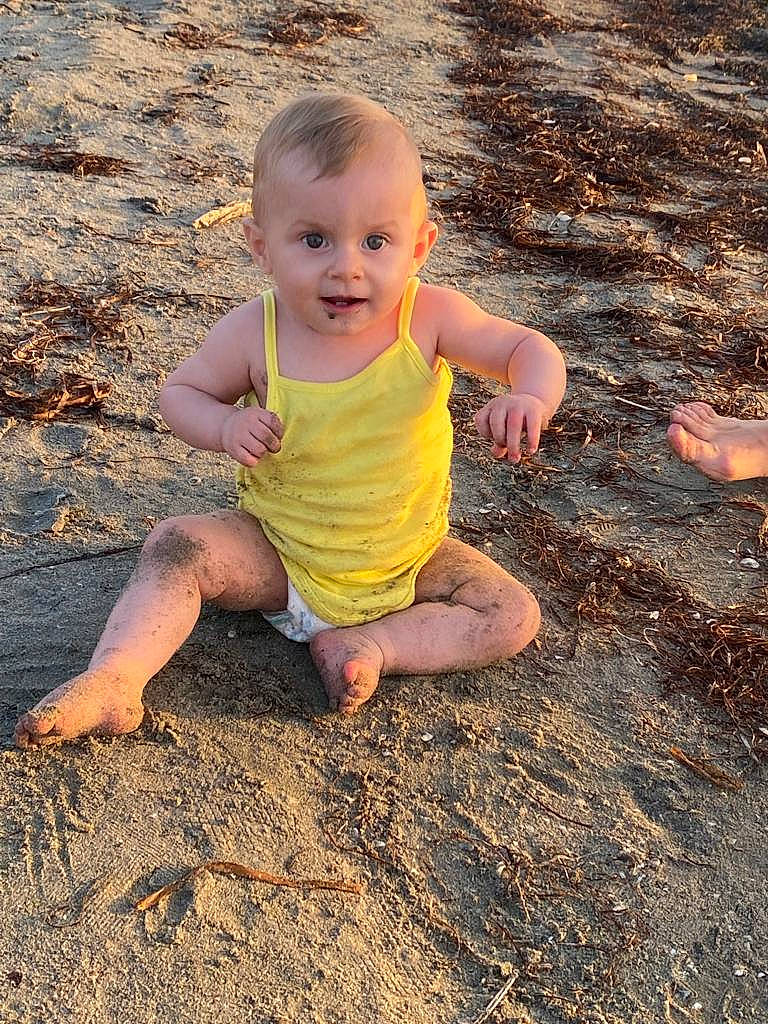 Valentina participe au concours pour gagner de l'argent avec cette photo : asphalt, barefoot, beach, body_of_water, child, finger, foot, fun, grass, happy, landscape, leisure, people_in_nature, person, sand, smile, sunlight, t_shirt, toddler, water
