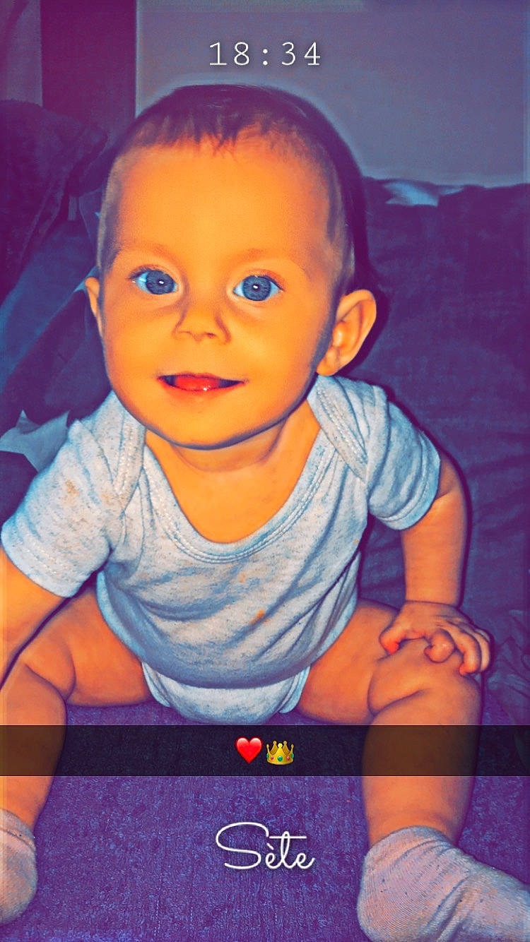 Valentina participe au concours pour gagner de l'argent avec cette photo : arm, cheek, chin, clothing, eye, eyebrow, flash_photography, hairstyle, hand, happy, head, human_body, iris, mouth, nose, orange, person, skin, sleeve, smile