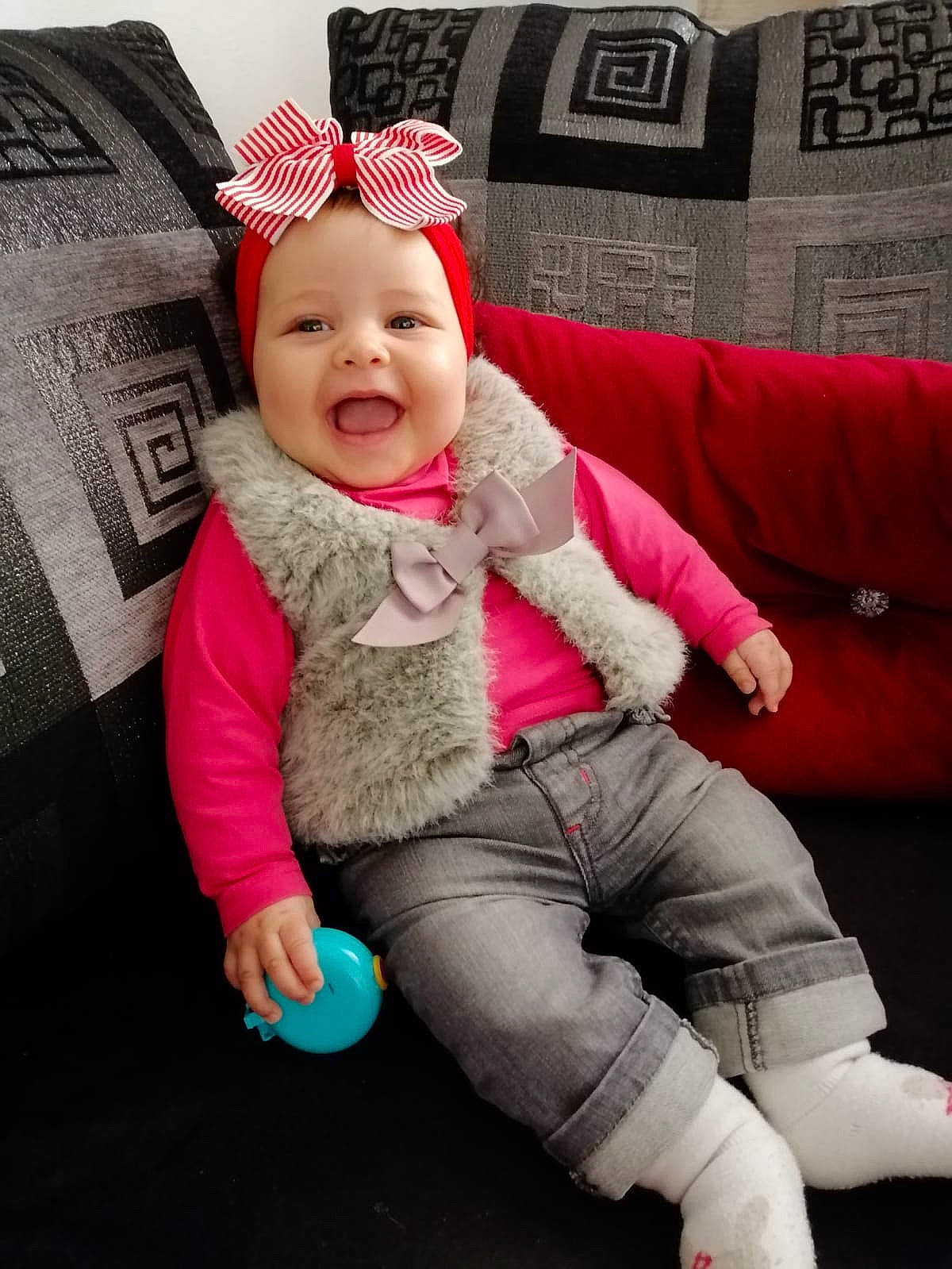 Jana a rejoint le concours — aidez-le/la à gagner de superbes lots ! baby, baby_toddler_clothing, cap, child, comfort, costume_hat, event, face, happy, headgear, headwear, human_body, lap, magenta, person, pink, red, sleeve, smile, textile