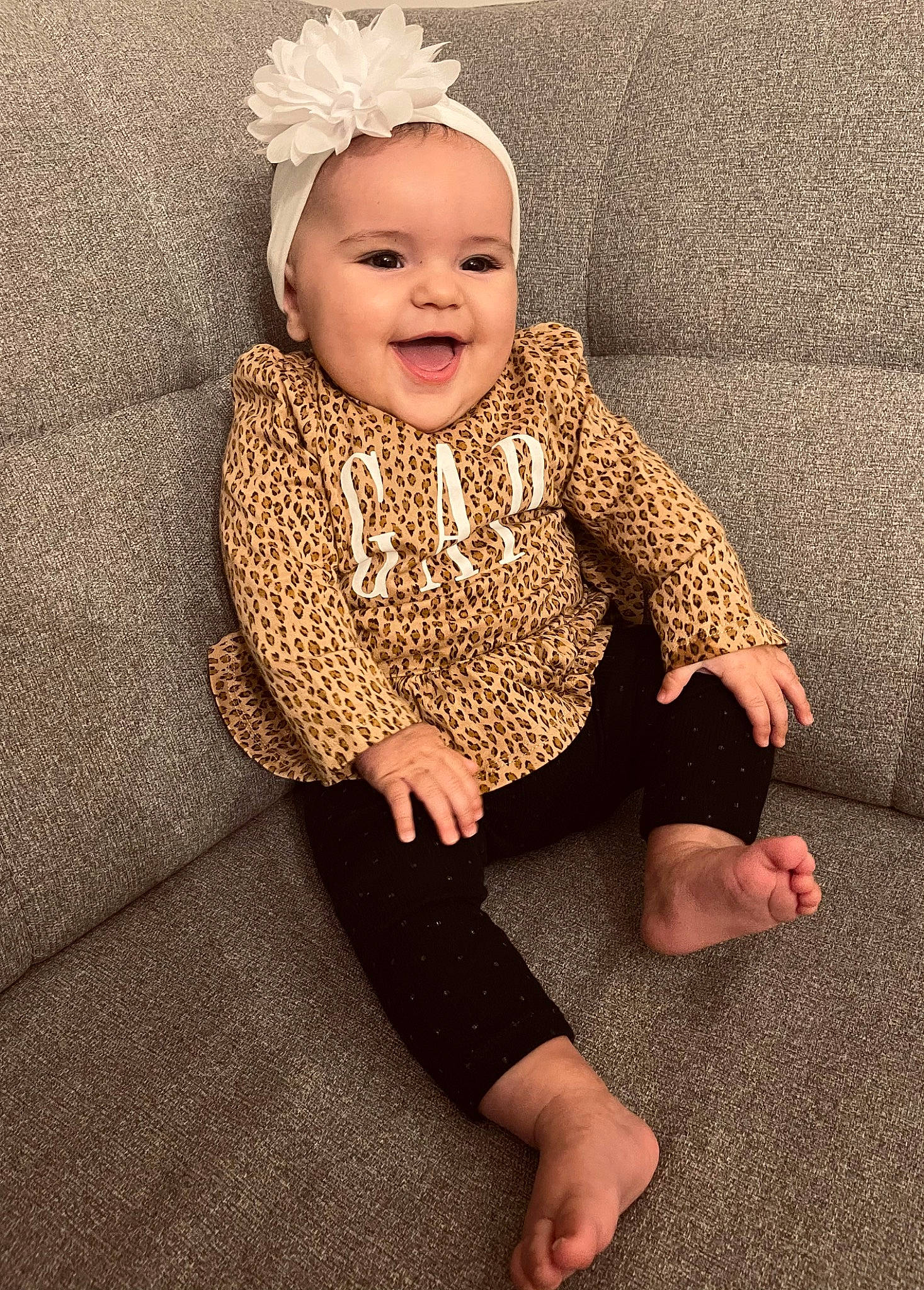 Mëlya a rejoint le concours — aidez-le/la à gagner de superbes lots ! baby, baby_toddler_clothing, barefoot, child, costume_hat, dress, eye, face, flooring, happy, head, headwear, iris, jewellery, joy, outerwear, pattern, person, pink, skin