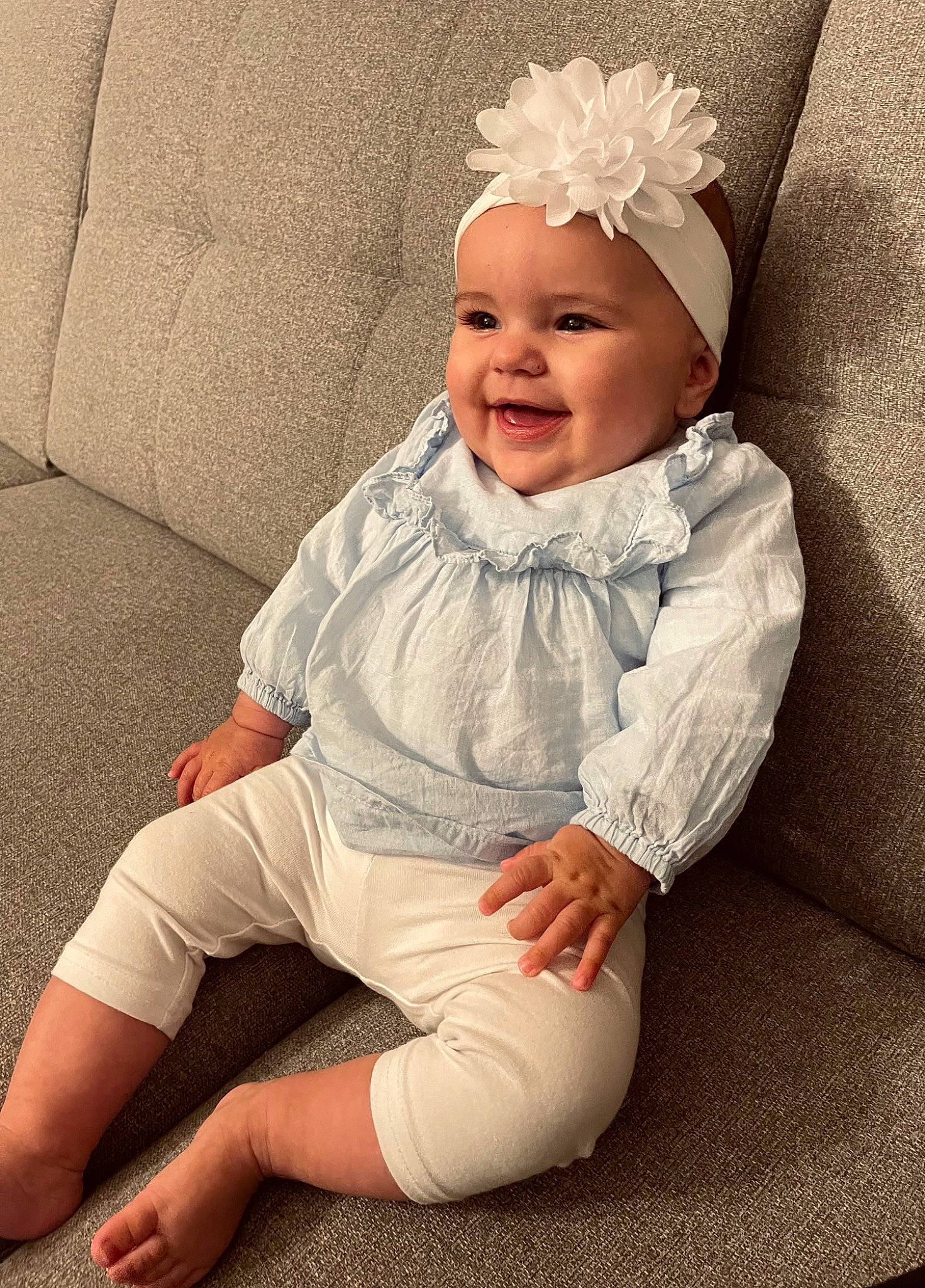 Mëlya participe au concours pour gagner de l'argent avec cette photo : arm, baby, baby_toddler_clothing, cap, chin, comfort, eye, face, flash_photography, happy, head, headgear, headwear, human_body, joy, leg, lip, person, skin, sleeve