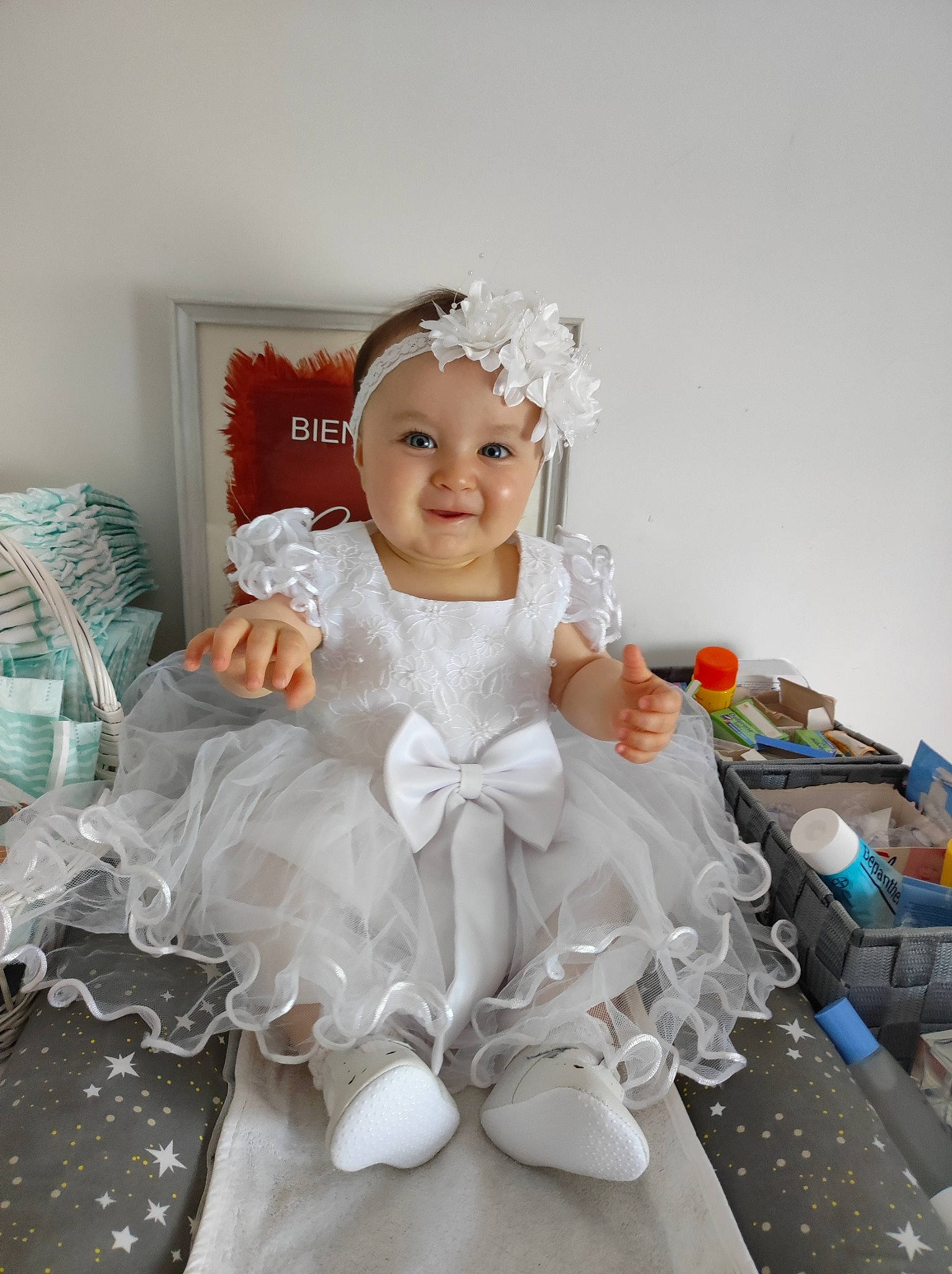 Claudia a rejoint le concours — aidez-le/la à gagner de superbes lots ! baby_toddler_clothing, bridal_accessory, dress, embellishment, event, fashion_design, flash_photography, formal_wear, gown, hair_accessory, happy, headgear, headpiece, headwear, jewellery, joy, person, picture_frame, ruffle, smile