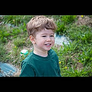 Tiago a rejoint le concours — aidez-le/la à gagner de superbes lots ! child, toddler, smiling, green_sweatshirt, outdoor, grass, nature, happy, face, boy, portrait, casual_clothing, young_child, daylight, cute, hair, eyes, person, expression, leisure