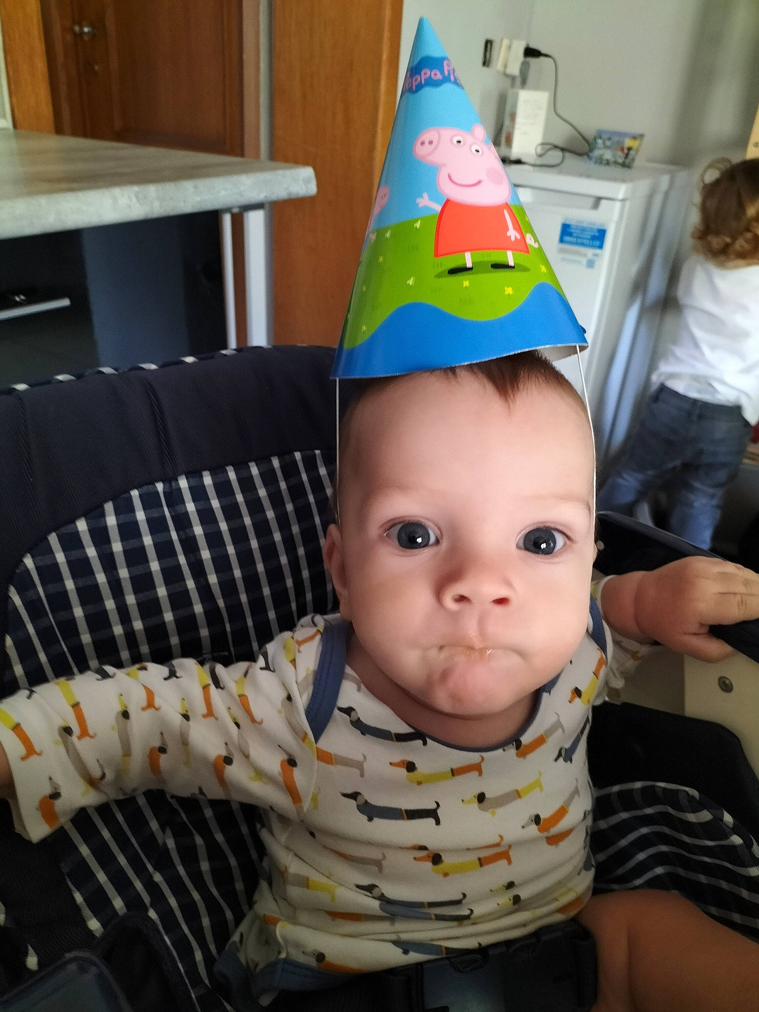 Théo participe au concours pour gagner de l'argent avec cette photo : baby, baby_toddler_clothing, birthday, cap, child, christmas_eve, comfort, cone, costume_hat, desk, fashion_accessory, fun, headgear, party, party_hat, party_supply, pattern, person, room, sitting