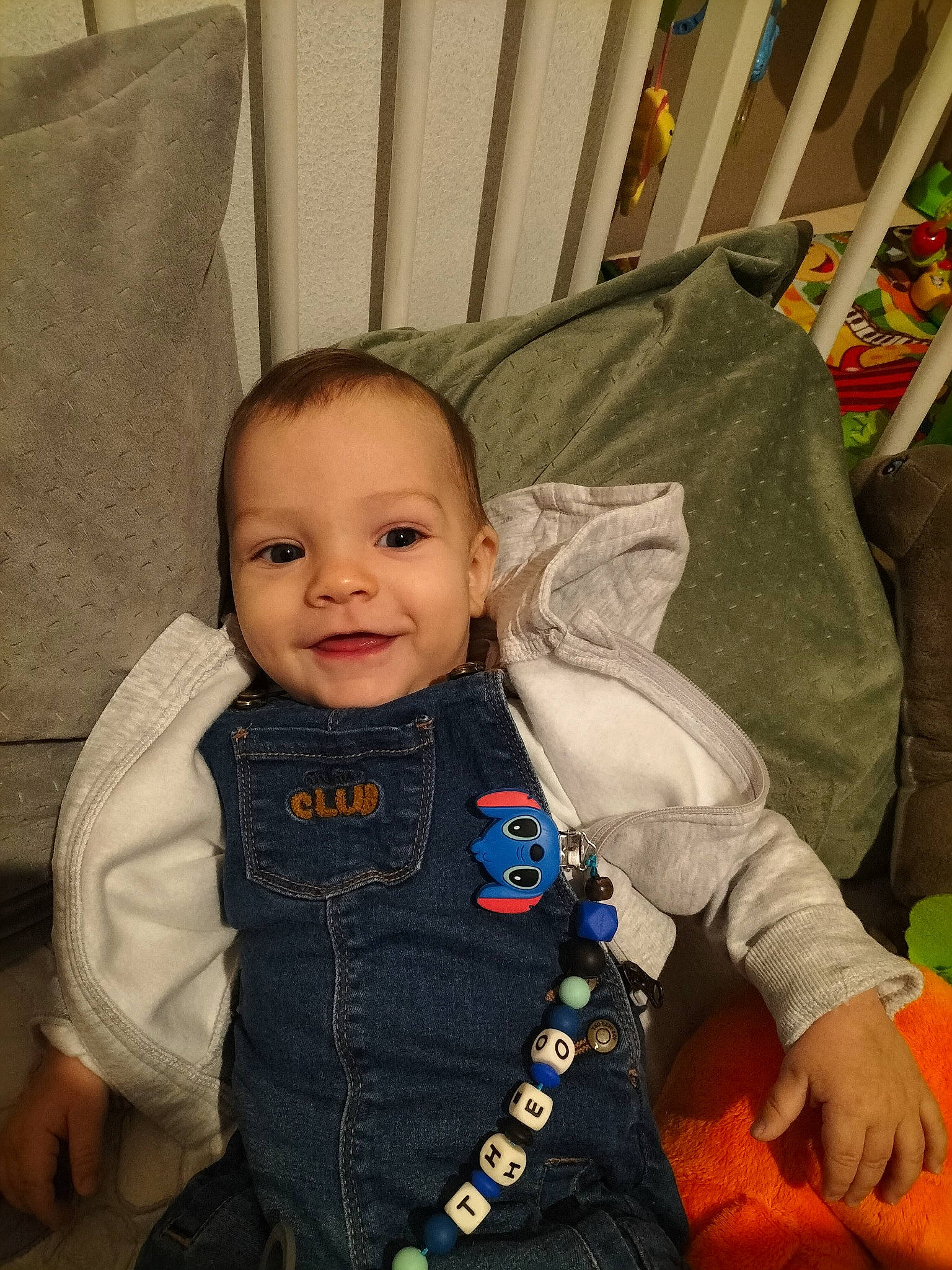 Théo participe au concours pour gagner de l'argent avec cette photo : baby, baby_carriage, baby_products, baby_safety, baby_toddler_clothing, car_seat, cheek, child, comfort, couch, face, fun, happy, iris, joy, person, room, sitting, skin, sleeve
