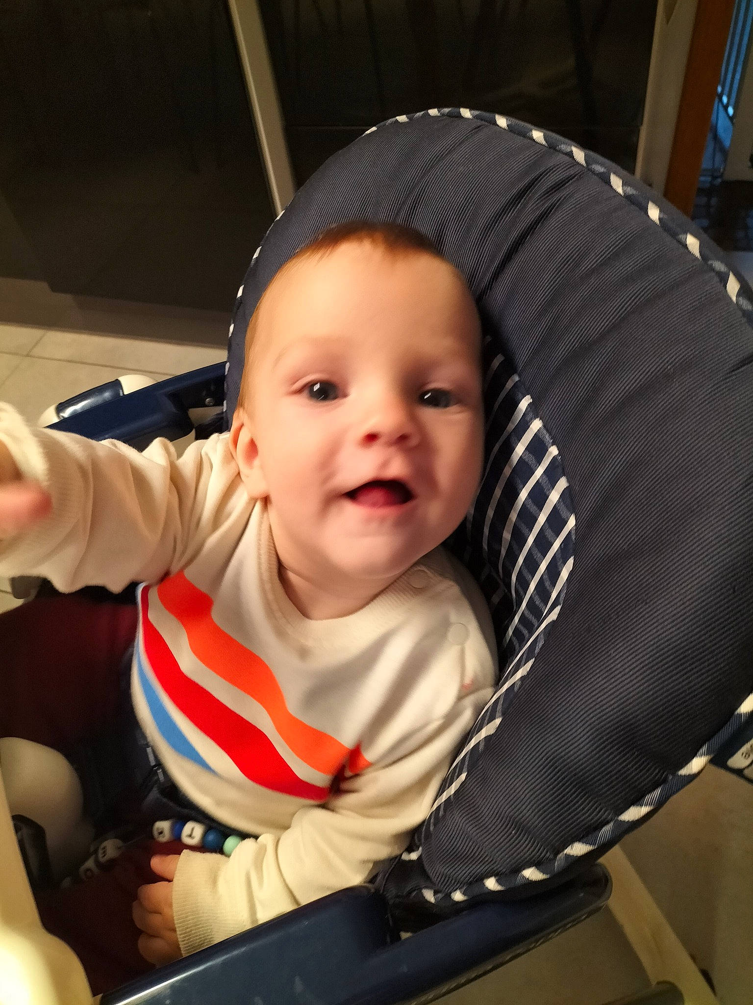 Théo a rejoint le concours — aidez-le/la à gagner de superbes lots ! baby, baby_carriage, baby_products, baby_safety, baby_toddler_clothing, car_seat, cheek, child, chin, comfort, fashion_accessory, fun, iris, mouth, person, product, sitting, skin, smile, thumb