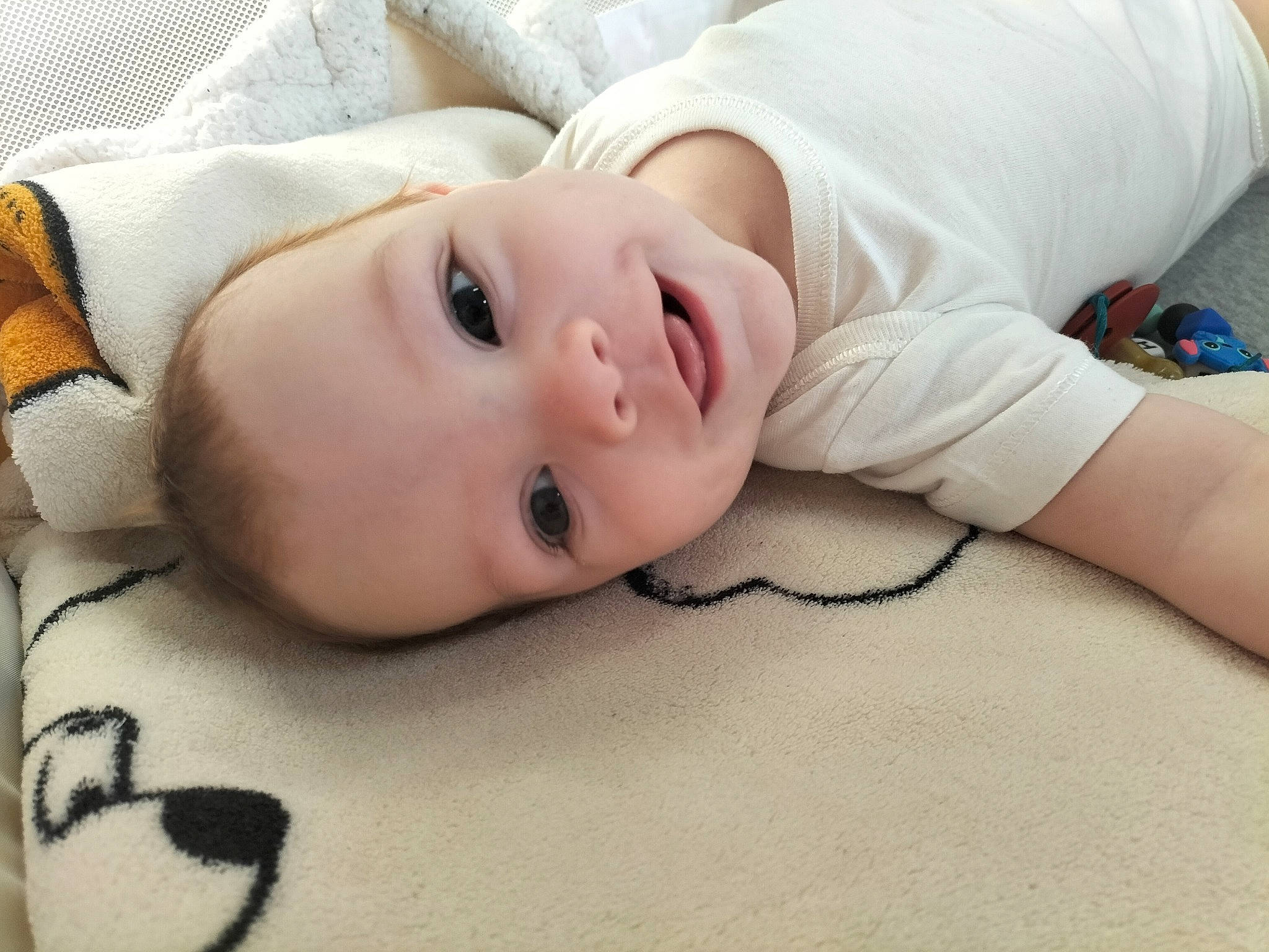 Théo a rejoint le concours — aidez-le/la à gagner de superbes lots ! baby, baby_toddler_clothing, cheek, child, comfort, eyelash, flooring, grass, happy, hat, head, human_body, joy, lip, pattern, person, portrait_photography, sitting, skin, sleeve