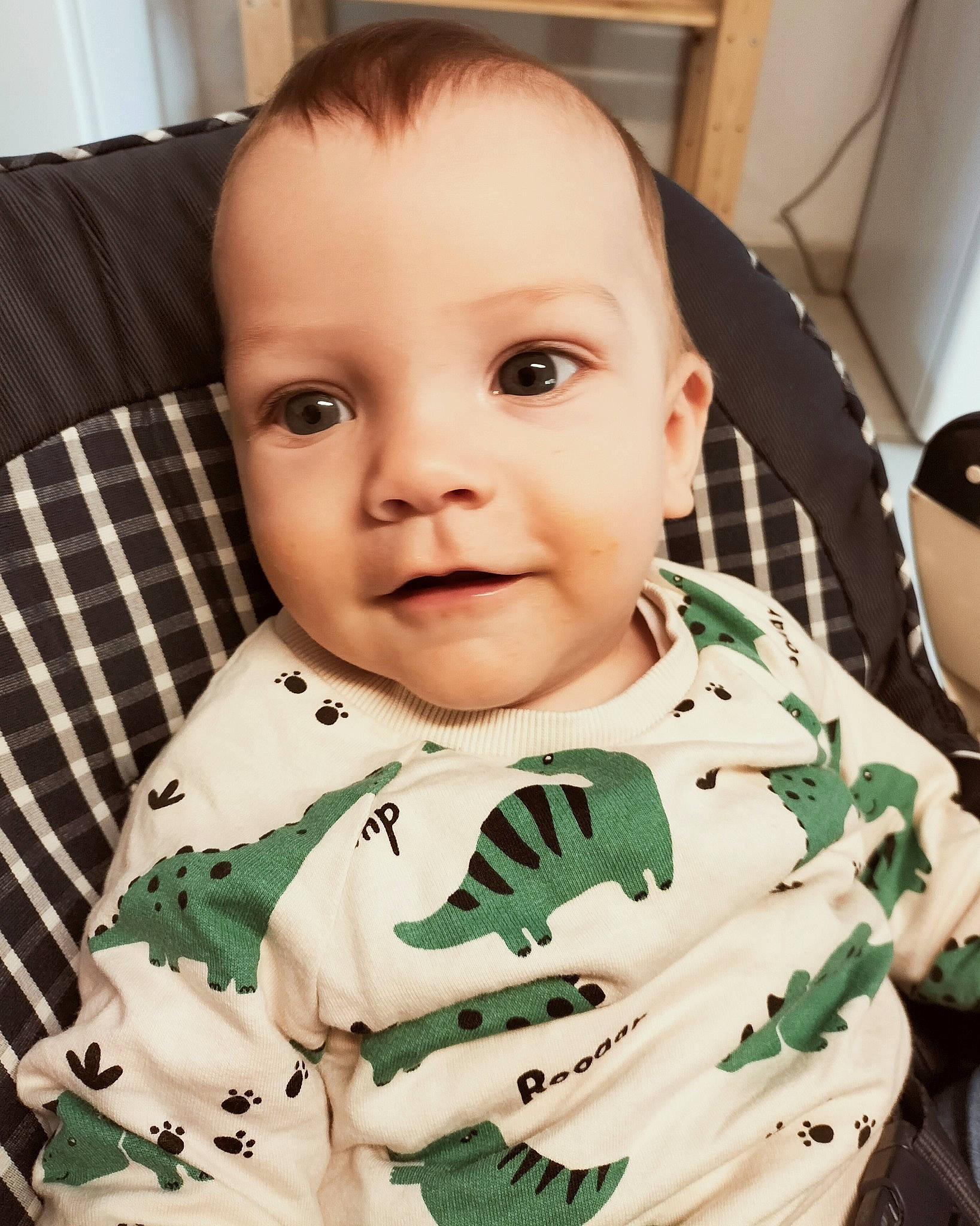 Théo a rejoint le concours — aidez-le/la à gagner de superbes lots ! baby, baby_toddler_clothing, chair, cheek, child, collar, comfort, dress_shirt, eye, eyelash, happy, iris, joy, linens, nose, pattern, person, sitting, sleeve, smile