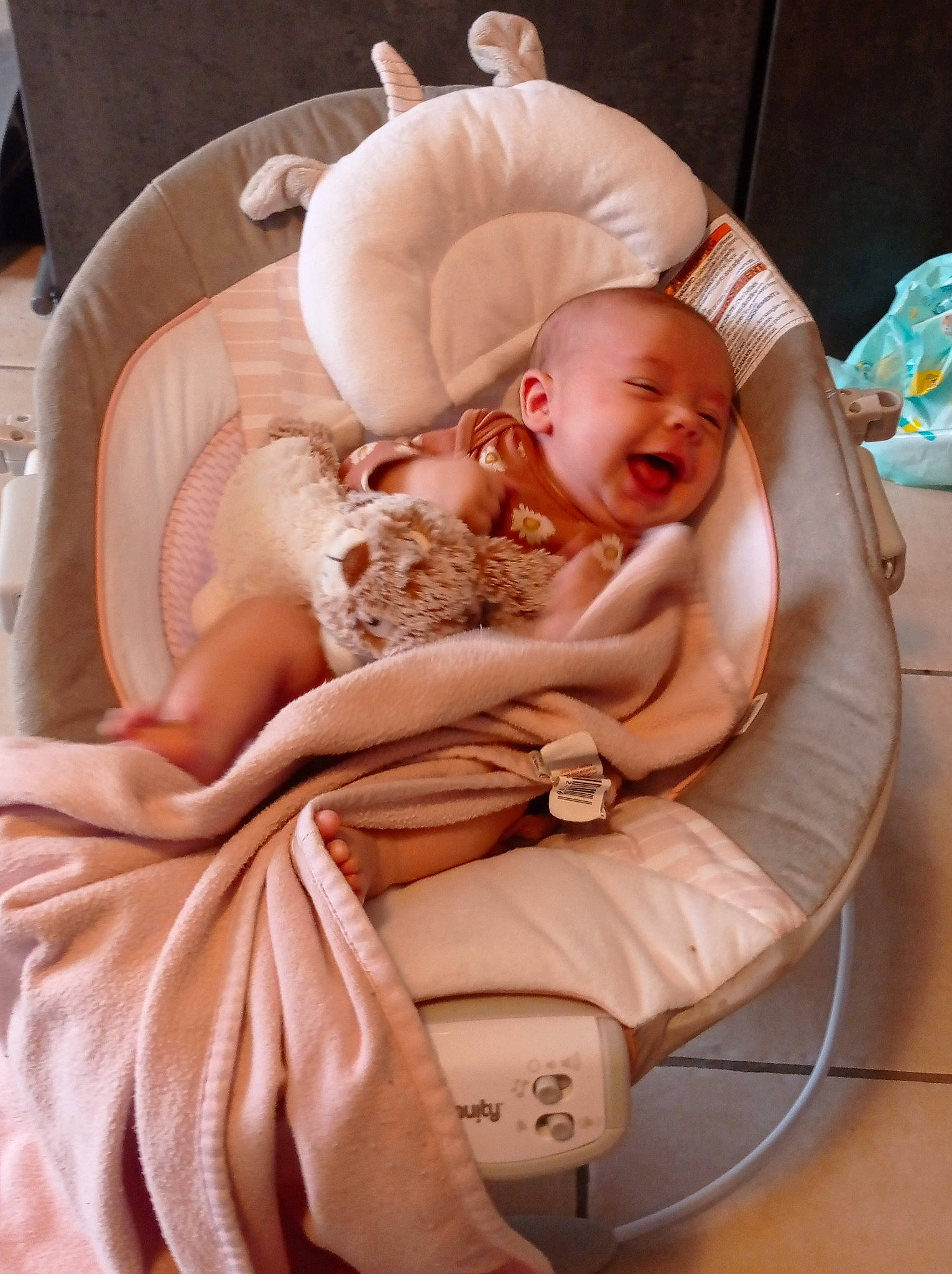 Norah a rejoint le concours — aidez-le/la à gagner de superbes lots ! baby, baby_carriage, baby_products, baby_sleeping, baby_toddler_clothing, bedtime, chair, child, comfort, event, infant_bed, lap, linens, nap, peach, person, pink, sitting, sleep, smile